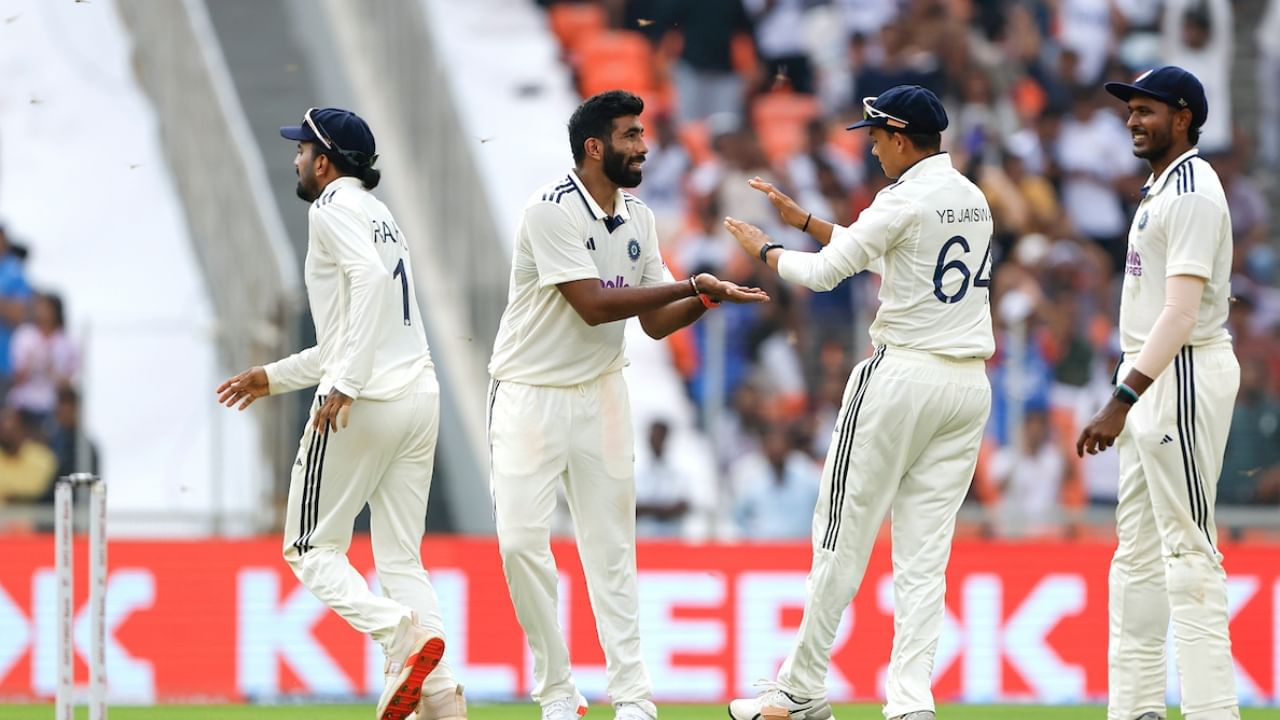 ಉಳಿದಂತೆ ಭಾರತದ ವೇಗದ ಬೌಲರ್ ಜಸ್ಪ್ರೀತ್ ಬುಮ್ರಾ ಐಸಿಸಿ ಟೆಸ್ಟ್ ಶ್ರೇಯಾಂಕದಲ್ಲಿ ನಂಬರ್ ಒನ್ ಬೌಲರ್ ಆಗಿ ಮುದುವರೆದಿದ್ದಾರೆ. ಇತ್ತೀಚೆಗಷ್ಟೇ 908 ರೇಟಿಂಗ್ ಪಾಯಿಂಟ್ ಪಡೆದಿದ್ದ ಬುಮ್ರಾ, ಈ ವಿಚಾರದಲ್ಲಿ ಕುಸಿತ ಕಂಡಿದ್ದು, 885 ರೇಟಿಂಗ್ ಪಾಯಿಂಟ್ ಪಡೆದುಕೊಂಡಿದ್ದಾರೆ. ಹೀಗಾಗಿ ಅವರ ನಂಬರ್ ಒನ್ ಸ್ಥಾನಕ್ಕೆ ಯಾವುದೇ ಅಪಾಯವಿಲ್ಲ.