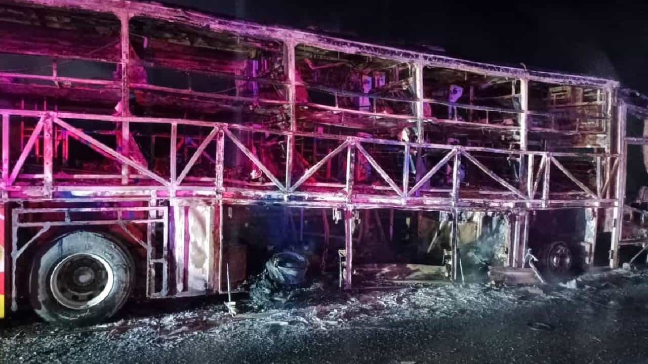 Andhra Bus Tragedy: ಹೈದರಾಬಾದ್ನಿಂದ ಬೆಂಗಳೂರಿಗೆ ಹೊರಟಿದ್ದ ವೋಲ್ವೊ ಬಸ್ಗೆ ಬೆಂಕಿ ಹೊತ್ತಿಕೊಂಡಿದ್ಹೇಗೆ? Andhra Bus Tragedy: ಹೈದರಾಬಾದ್ನಿಂದ ಬೆಂಗಳೂರಿಗೆ ಹೊರಟಿದ್ದ ವೋಲ್ವೊ ಬಸ್ಗೆ ಬೆಂಕಿ ಹೊತ್ತಿಕೊಂಡಿದ್ಹೇಗೆ?