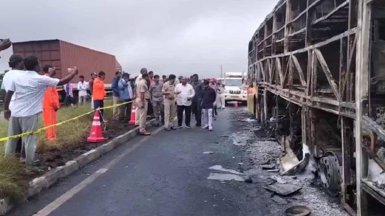 Andhra Bus Tragedy: ಕರ್ನೂಲ್ನಲ್ಲಿ ಬೆಂಕಿಗಾಹುತಿಯಾದ ಬಸ್ಗೆ ಅತಿವೇಗ, ಅಪಾಯಕಾರಿ ಚಾಲನೆಗಾಗಿ ಬಿದ್ದಿತ್ತು 23 ಸಾವಿರ ರೂ. ದಂಡ Andhra Bus Tragedy: ಕರ್ನೂಲ್ನಲ್ಲಿ ಬೆಂಕಿಗಾಹುತಿಯಾದ ಬಸ್ಗೆ ಅತಿವೇಗ, ಅಪಾಯಕಾರಿ ಚಾಲನೆಗಾಗಿ ಬಿದ್ದಿತ್ತು 23 ಸಾವಿರ ರೂ. ದಂಡ