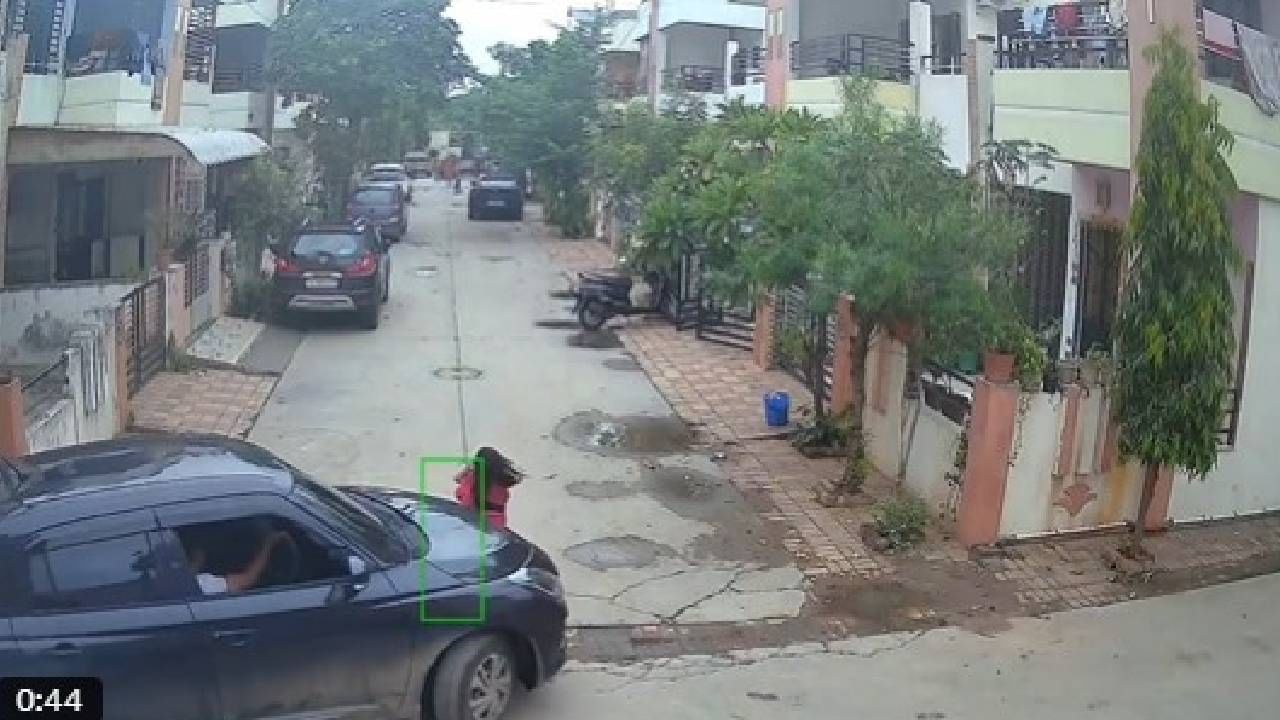 Video: ಮೂರು ವರ್ಷದ ಮಗುವಿನ ಮೇಲೆ ಕಾರು ಹತ್ತಿಸಿದ ಅಪ್ರಾಪ್ತ, ಕಾರಡಿಯಿಂದ ತೆವಳುತ್ತಾ ಬಂದ ಬಾಲಕಿ