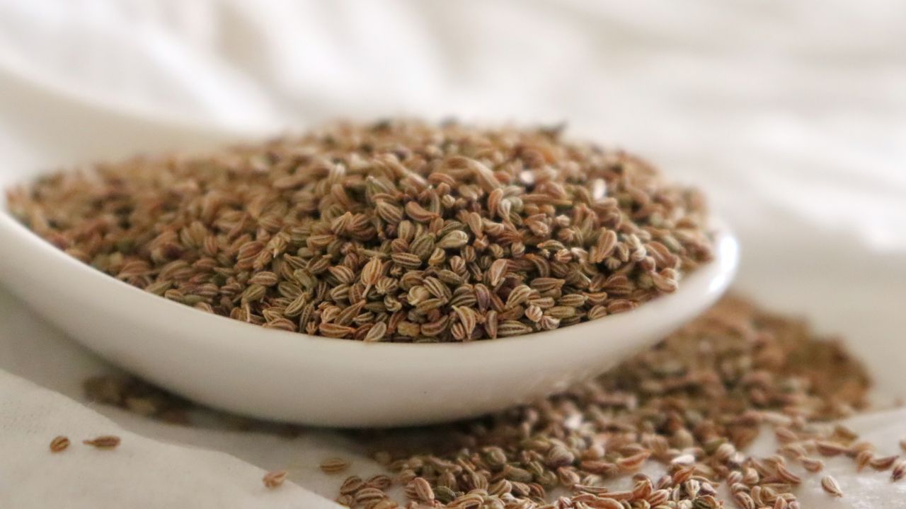 ಮುಟ್ಟಿನ ಸಮಯದಲ್ಲಿ ಬರುವ ವಾಕರಿಕೆ, ಹೊಟ್ಟೆ ನೋವಿನ ಸಮಸ್ಯೆಯಿಂದ ಮುಕ್ತಿ ಪಡೆಯಲು ಓಂ ಕಾಳನ್ನು ಈ ರೀತಿ ಬಳಸಿ