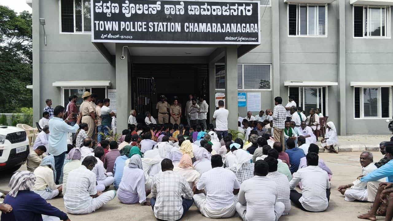 ಚಾಮರಾಜನಗರ: ದಲಿತರಿಗೆ ದೇವಾಲಯ ಪ್ರವೇಶಕ್ಕೆ ನಿರ್ಬಂಧ; 17 ಮಂದಿ ವಿರುದ್ಧ ಎಫ್ಐಆರ್ ದಾಖಲು ಚಾಮರಾಜನಗರ: ದಲಿತರಿಗೆ ದೇವಾಲಯ ಪ್ರವೇಶಕ್ಕೆ ನಿರ್ಬಂಧ; 17 ಮಂದಿ ವಿರುದ್ಧ ಎಫ್ಐಆರ್ ದಾಖಲು