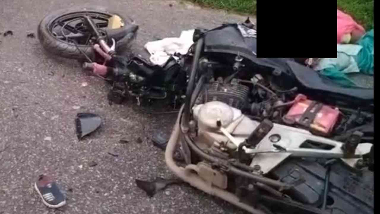 ಬೈಕ್- ಶಾಲಾ ಬಸ್ ನಡುವೆ ಭೀಕರ ಅಪಘಾತ: ಮಕ್ಕಳು ಸೇರಿ ನಾಲ್ವರು ದುರ್ಮರಣ ಬೈಕ್- ಶಾಲಾ ಬಸ್ ನಡುವೆ ಭೀಕರ ಅಪಘಾತ: ಮಕ್ಕಳು ಸೇರಿ ನಾಲ್ವರು ದುರ್ಮರಣ