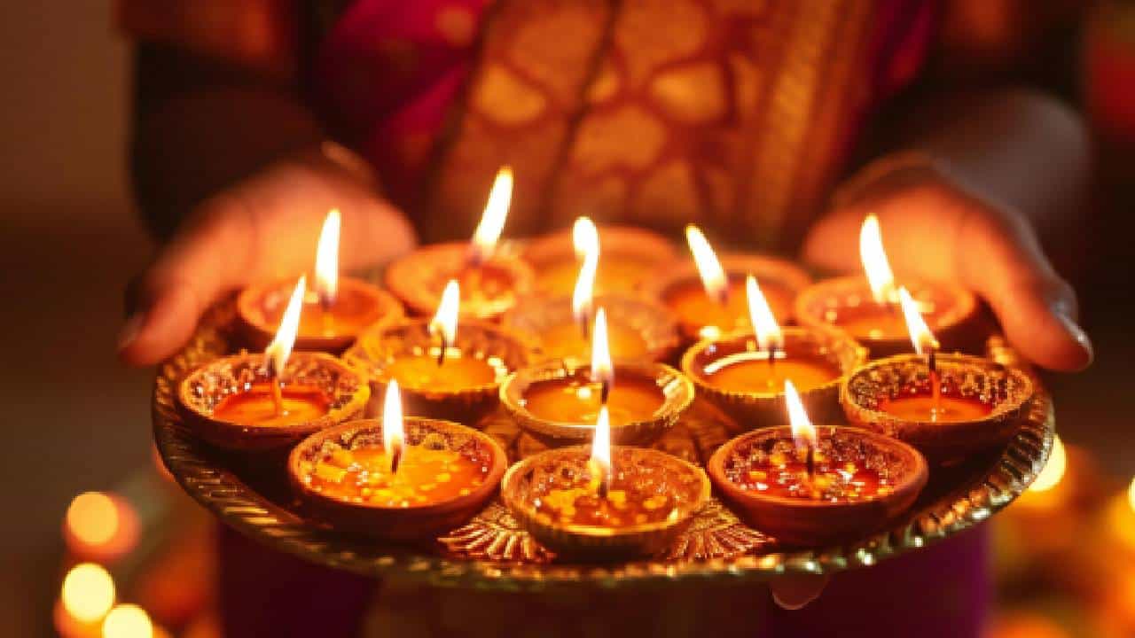 Deepavali 2025: ಕಳೆದ ವರ್ಷ ಬಳಸಿದ ಮಣ್ಣಿನ ದೀಪಗಳನ್ನು ಮತ್ತೆ ಈ ದೀಪಾವಳಿಗೆ ಬಳಸಬಹುದೇ? ಶುಭವೇ? Deepavali 2025: ಕಳೆದ ವರ್ಷ ಬಳಸಿದ ಮಣ್ಣಿನ ದೀಪಗಳನ್ನು ಮತ್ತೆ ಈ ದೀಪಾವಳಿಗೆ ಬಳಸಬಹುದೇ? ಶುಭವೇ?