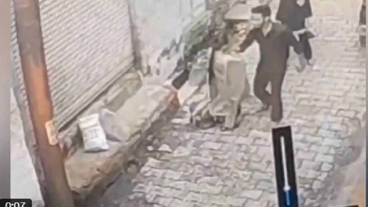 Video: ನಡುರಸ್ತೆಯಲ್ಲಿ ಬಾಲಕಿಯ ಕತ್ತು ಹಿಸುಕಿ ಹತ್ಯೆಗೆ ಯತ್ನಿಸಿದ ವ್ಯಕ್ತಿ Video: ನಡುರಸ್ತೆಯಲ್ಲಿ ಬಾಲಕಿಯ ಕತ್ತು ಹಿಸುಕಿ ಹತ್ಯೆಗೆ ಯತ್ನಿಸಿದ ವ್ಯಕ್ತಿ