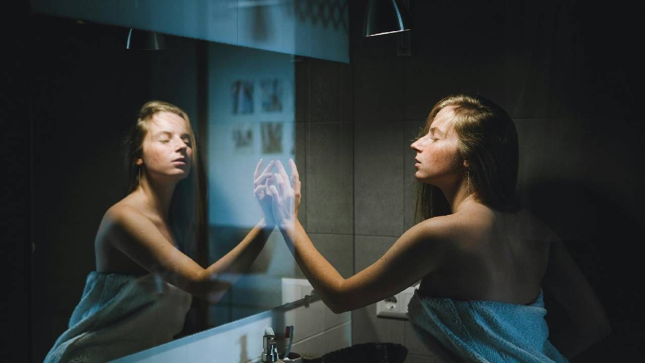 Daily Devotional: ರಾತ್ರಿ ಹೊತ್ತು ಕನ್ನಡಿ ನೋಡಬಾರದು ಏಕೆ ಗೊತ್ತಾ? ವಾಸ್ತು ತಜ್ಞರ ಸಲಹೆ ಇಲ್ಲಿದೆ