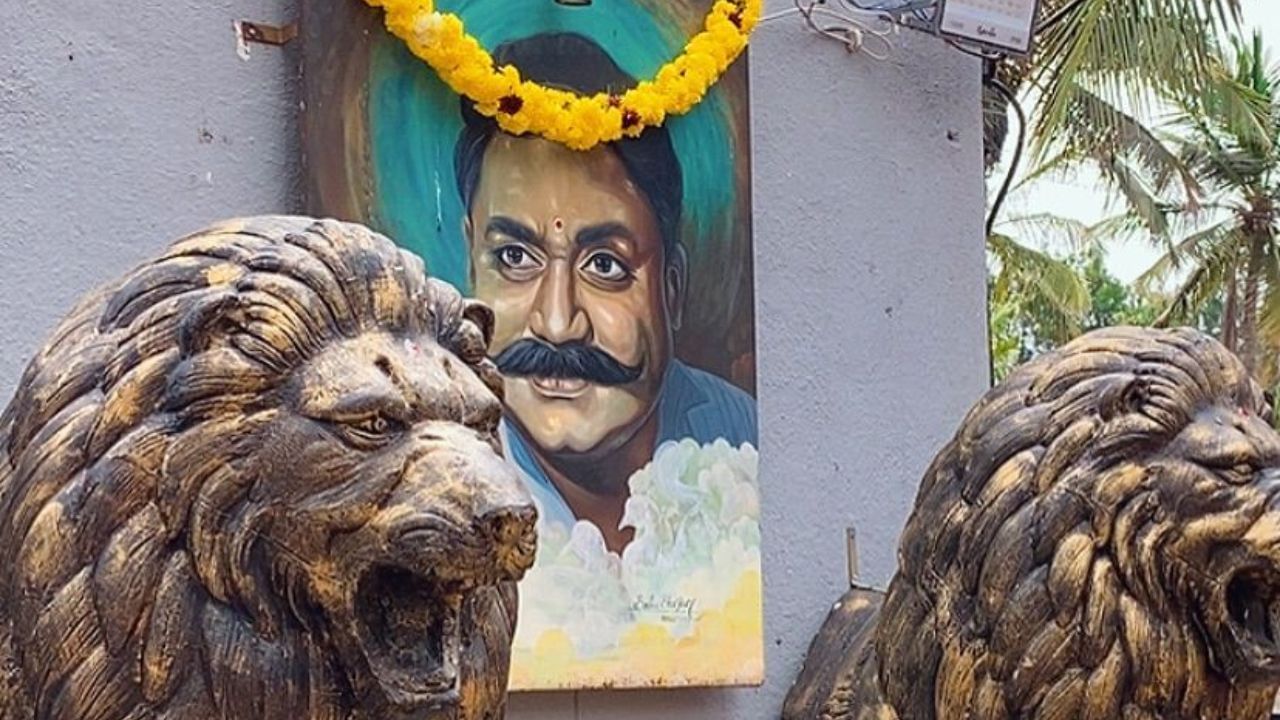 ಆದರೆ ಅವರ ಅನುಪಸ್ಥಿತಿಯಲ್ಲಿ ಮೈಸೂರಿನ ಫಾರಂ ಹೌಸ್ನಲ್ಲಿ ಆಯುಧ ಪೂಜೆ ನೆರವೇರಿದೆ. ದರ್ಶನ್ ಪುತ್ರನ ಸಾರಥ್ಯದಲ್ಲಿ ಹಬ್ಬ ನಡೆದಿದೆ.