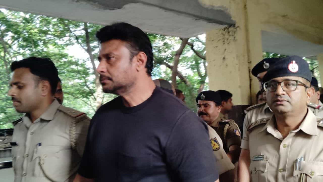 ಹಾಸಿಗೆ, ದಿಂಬು ಕೋರಿ ದರ್ಶನ್ ಅರ್ಜಿ: ಹೊರಬಿತ್ತು ಕೋರ್ಟ್ ಆದೇಶ ಹಾಸಿಗೆ, ದಿಂಬು ಕೋರಿ ದರ್ಶನ್ ಅರ್ಜಿ: ಹೊರಬಿತ್ತು ಕೋರ್ಟ್ ಆದೇಶ