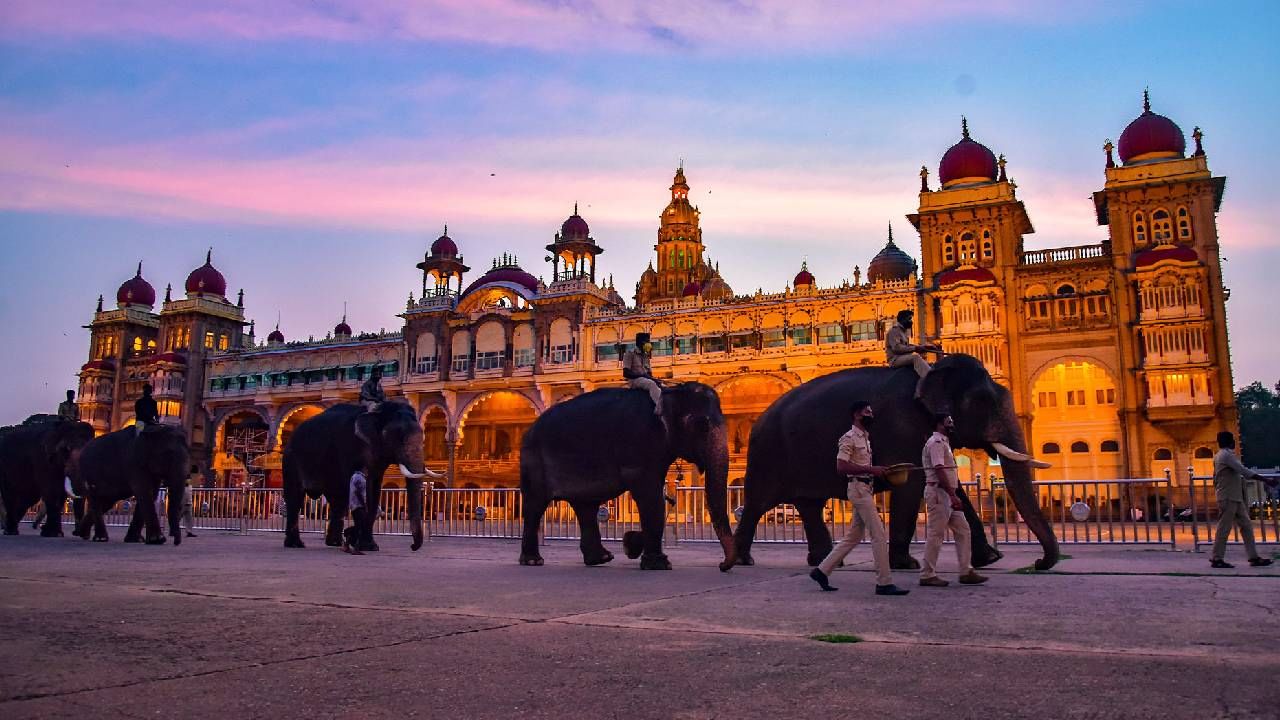 Dasara 2025: 50 ವರ್ಷಗಳ ನಂತರ, ದಸರಾದಂದು ಅಪರೂಪದ ಯೋಗ ರೂಪು; ಈ ರಾಶಿಗಳಿಗೆ ಸುವರ್ಣ ಕಾಲ ಆರಂಭ! Dasara 2025: 50 ವರ್ಷಗಳ ನಂತರ, ದಸರಾದಂದು ಅಪರೂಪದ ಯೋಗ ರೂಪು; ಈ ರಾಶಿಗಳಿಗೆ ಸುವರ್ಣ ಕಾಲ ಆರಂಭ!