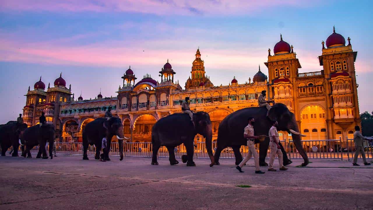 Dasara 2025: 50 ವರ್ಷಗಳ ನಂತರ, ದಸರಾದಂದು ಅಪರೂಪದ ಯೋಗ ರೂಪು; ಈ ರಾಶಿಗಳಿಗೆ ಸುವರ್ಣ ಕಾಲ ಆರಂಭ! Dasara 2025: 50 ವರ್ಷಗಳ ನಂತರ, ದಸರಾದಂದು ಅಪರೂಪದ ಯೋಗ ರೂಪು; ಈ ರಾಶಿಗಳಿಗೆ ಸುವರ್ಣ ಕಾಲ ಆರಂಭ!