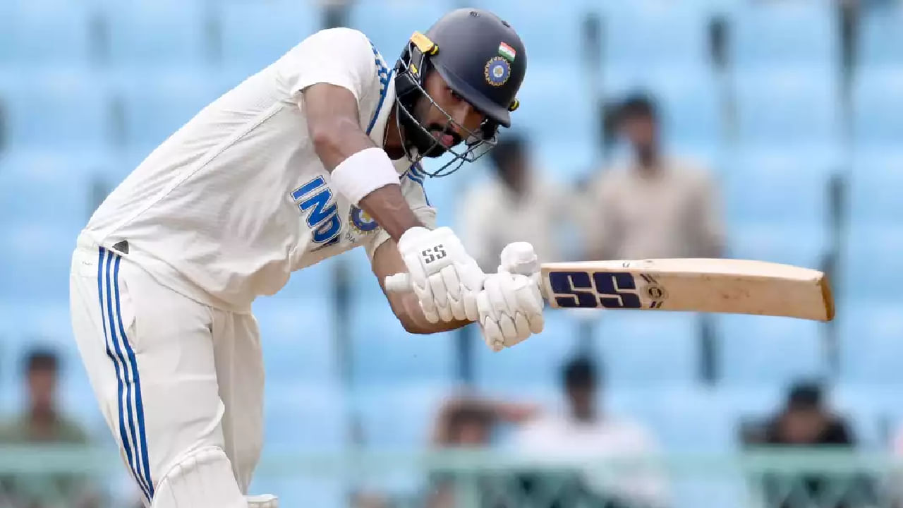 ಐದನೇ ಕ್ರಮಾಂಕದಲ್ಲಿ ಈ ಬಾರಿ ದೇವದತ್ ಪಡಿಕ್ಕಲ್ ಕಾಣಿಸಿಕೊಳ್ಳುವ ಸಾಧ್ಯತೆ ಹೆಚ್ಚಿದೆ. ಏಕೆಂದರೆ ಇಂಗ್ಲೆಂಡ್ ವಿರುದ್ಧದ ಸರಣಿಯಲ್ಲಿ ಐದನೇ ಕ್ರಮಾಂಕದಲ್ಲಿ ಬ್ಯಾಟ್ ಬೀಸಿದ್ದ ಕರುಣ್ ನಾಯರ್ ಈ ಬಾರಿ ತಂಡದಲ್ಲಿ ಸ್ಥಾನ ಪಡೆದಿಲ್ಲ. ಹೀಗಾಗಿ ಈ ಕ್ರಮಾಂಕದಲ್ಲಿ ಪಡಿಕ್ಕಲ್ ಕಾಣಿಸಿಕೊಳ್ಳುವುದು ಬಹುತೇಕ ಖಚಿತ ಎನ್ನಬಹುದು.