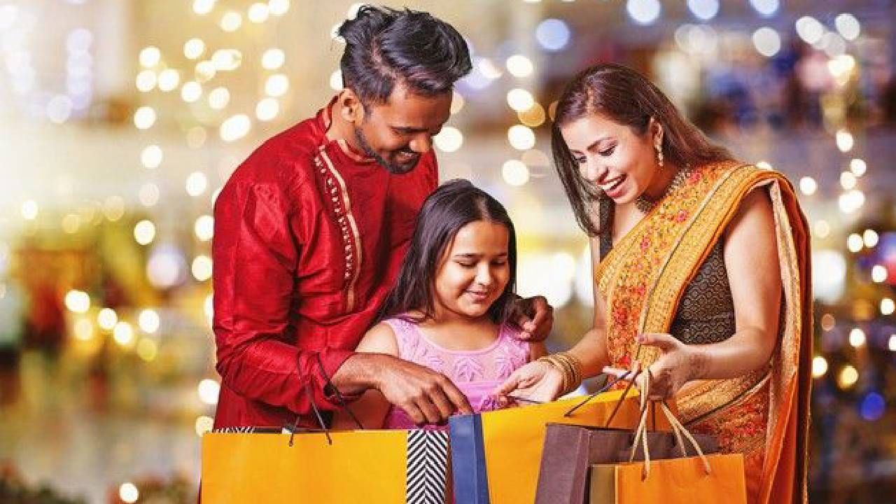 Deepavali 2025: ದೀಪಾವಳಿ ಶಾಪಿಂಗ್ ಮಾಡುವಾಗ ನೀವು ಯಾವ ವಸ್ತುಗಳನ್ನು ಖರೀದಿ ಮಾಡೋದು ಬೆಸ್ಟ್ ಗೊತ್ತಾ? Deepavali 2025: ದೀಪಾವಳಿ ಶಾಪಿಂಗ್ ಮಾಡುವಾಗ ನೀವು ಯಾವ ವಸ್ತುಗಳನ್ನು ಖರೀದಿ ಮಾಡೋದು ಬೆಸ್ಟ್ ಗೊತ್ತಾ?