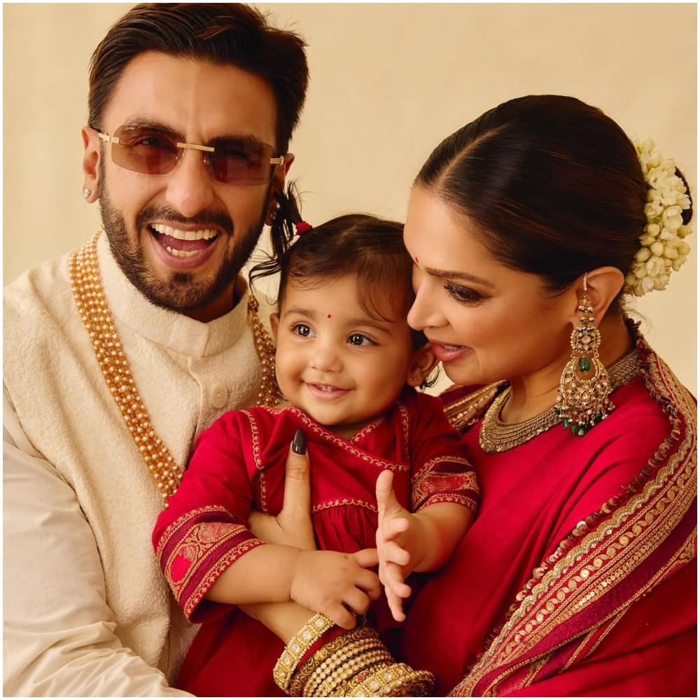 ದುವಾ ಸಖತ್ ಕ್ಯೂಟ್ ಆಗಿದ್ದಾಳೆ. ಅವಳ ಪುಟಾಣಿ ಜುಟ್ಟ ಕೂಡ ಗಮನ ಸೆಳೆಯುವಂತಿದೆ. ಅವಳು ನಕ್ಕಾಗ ಅದೆಷ್ಟು ಸುಂದರವಾಗಿ ಕಾಣುತ್ತಾಳೆ ಎಂದು ಹೇಳಲೇ ಸಾಧ್ಯವಿಲ್ಲ ಎಂದು ಅನೇಕರು ಹೇಳಿದ್ದಾರೆ. ದೀಪಿಕಾ ಹಾಗೂ ದುವಾ ಇಬ್ಬರೂ ಒಂದೇ ಬಣ್ಣದ ಬಟ್ಟೆ ಧರಿಸಿದ್ದಾರೆ.