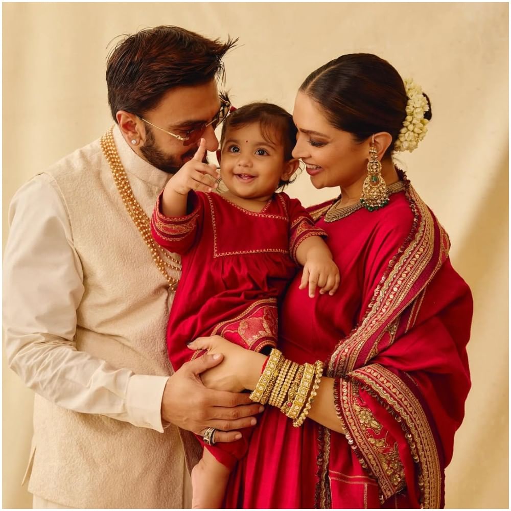 ಆದರೆ, ದೀಪಿಕಾ ಪಡುಕಣೆ ಹಾಗಲ್ಲ. ಅವರು ಮಗಳು ದುವಾ ಫೋಟೋನ ಸೋಶಿಯಲ್ ಮೀಡಿಯಾದಲ್ಲಿ ಹಂಚಿಕೊಂಡಿದ್ದಾರೆ. ಈ ಫೋಟೋಗೆ ಫ್ಯಾನ್ಸ್ ನಾನಾ ರೀತಿಯಲ್ಲಿ ಕಮೆಂಟ್ ಮಾಡುತ್ತಿದ್ದಾರೆ. ಮಗಳನ್ನು ನೋಡಿ ಫ್ಯಾನ್ಸ್ ಫಿದಾ ಆಗಿದ್ದಾರೆ.