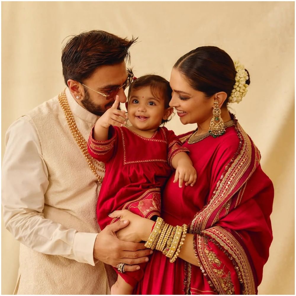 ಮಗು ಜನಿಸಿ ವರ್ಷ ಕಳೆದರೂ ದೀಪಿಕಾ ಪಡುಕೋಣೆ ಅವರು ಮಗಳ ಫೋಟೋ ತೋರಿಸಿಯೇ ಇರಲಿಲ್ಲ. ಅನುಷ್ಕಾ-ವಿರಾಟ್ ಕೊಹ್ಲಿ ಸದ್ಯಕ್ಕಂತೂ ಮಗಳ ಫೋಟೋ ರಿವೀಲ್ ಮಾಡಬಾರದು ಎನ್ನುವ ನಿರ್ಧಾರಕ್ಕೆ ಬಂದಿದ್ದಾರೆ. ದೀಪಿಕಾ ಕೂಡ ಹಾಗೆಯೇ ಯೋಚಿಸಿದರೇ ಎನ್ನುವ ಪ್ರಶ್ನೆ ಮೂಡಿತ್ತು.