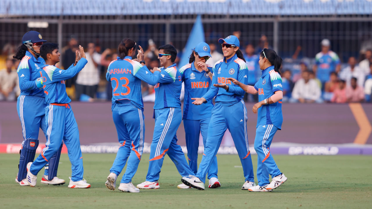 ಭಾರತದ ಸ್ಟಾರ್ ಆಲ್ರೌಂಡರ್ ದೀಪ್ತಿ ಶರ್ಮಾ ಭಾನುವಾರ ನಡೆದ ಐಸಿಸಿ ಮಹಿಳಾ ಏಕದಿನ ವಿಶ್ವಕಪ್ 2025 ರಲ್ಲಿ ಇಂಗ್ಲೆಂಡ್ ವಿರುದ್ಧ ನಾಲ್ಕು ವಿಕೆಟ್ ಕಬಳಿಸಿದರು. ಇಂದೋರ್ನ ಹೋಲ್ಕರ್ ಕ್ರಿಕೆಟ್ ಕ್ರೀಡಾಂಗಣದಲ್ಲಿ ನಡೆದ ಪಂದ್ಯದಲ್ಲಿ ಅವರು 10 ಓವರ್ಗಳಲ್ಲಿ 51 ರನ್ಗಳಿಗೆ ನಾಲ್ಕು ವಿಕೆಟ್ ಕಬಳಿಸಿದರು. ಈ ಮೂಲಕ ಈ ಪಂದ್ಯದಲ್ಲಿ ಭಾರತದ ಪರ ಅತ್ಯಧಿಕ ವಿಕೆಟ್ ಪಡೆದು ಆಂಗ್ಲ ತಂಡವನ್ನು ಬೃಹತ್ ಮೊತ್ತ ಕಲೆಹಾಕದಂತೆ ತಡೆದರು.