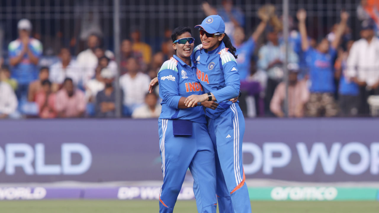 ಈ ಪಂದ್ಯದಲ್ಲಿ ದೀಪ್ತಿ ಆರಂಭಿಕ ಆಟಗಾರ್ತಿಯರಾದ ಟ್ಯಾಮಿ ಬ್ಯೂಮಾಂಟ್ (22), ಆಮಿ ಜೋನ್ಸ್ (56), ಎಮ್ಮಾ ಲ್ಯಾಂಬ್ (11), ಮತ್ತು ಆಲಿಸ್ ಕ್ಯಾಪ್ಸೆ (2) ಅವರನ್ನು ಔಟ್ ಮಾಡಿದರು. ಈ ಮೂಲಕ 28 ವರ್ಷದ ದೀಪ್ತಿ ಮಹಿಳಾ ಏಕದಿನ ಕ್ರಿಕೆಟ್ನಲ್ಲಿ ಇತಿಹಾಸ ಕೂಡ ಸೃಷ್ಟಿಸಿದ್ದಾರೆ.