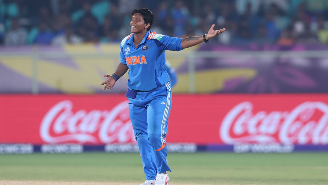 ವಾಸ್ತವವಾಗಿ ದೀಪ್ತಿ ಶರ್ಮಾ ಏಕದಿನ ಕ್ರಿಕೆಟ್ನಲ್ಲಿ 2,000 ರನ್ಗಳನ್ನು ಗಳಿಸುವುದರ ಜೊತೆಗೆ 150 ವಿಕೆಟ್ಗಳನ್ನು ಪಡೆದ ಮೊದಲ ಭಾರತೀಯ ಮತ್ತು ವಿಶ್ವದ ನಾಲ್ಕನೇ ಆಟಗಾರ್ತಿ ಎಂಬ ಹೆಗ್ಗಳಿಕೆಗೆ ಪಾತ್ರರಾಗಿದ್ದಾರೆ. ಅವರು ಇಲ್ಲಿಯವರೆಗೆ ಏಕದಿನ ಪಂದ್ಯಗಳಲ್ಲಿ 2,600 ಕ್ಕೂ ಹೆಚ್ಚು ರನ್ಗಳನ್ನು ಗಳಿಸಿದ್ದಾರೆ.