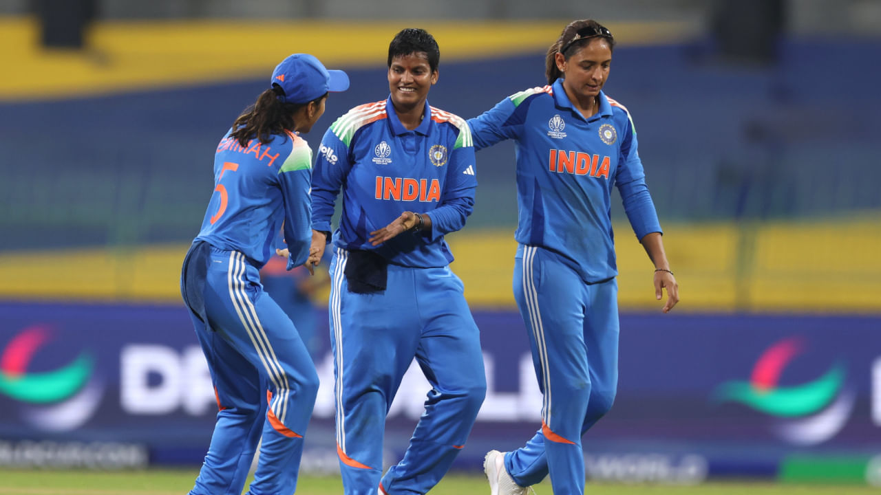 ದೀಪ್ತಿ ಭಾರತೀಯ ಮಹಿಳಾ ಕ್ರಿಕೆಟ್ನಲ್ಲಿ ಏಕದಿನ ಪಂದ್ಯಗಳಲ್ಲಿ 150 ಅಥವಾ ಅದಕ್ಕಿಂತ ಹೆಚ್ಚು ವಿಕೆಟ್ಗಳನ್ನು ಪಡೆದ ಎರಡನೇ ಬೌಲರ್ ಆಗಿದ್ದಾರೆ. ಇದಕ್ಕೂ ಮೊದಲು, ಜೂಲನ್ ಗೋಸ್ವಾಮಿ 204 ಪಂದ್ಯಗಳಲ್ಲಿ 255 ವಿಕೆಟ್ಗಳನ್ನು ಪಡೆದಿದ್ದರು. ಜೂಲನ್ ನಂತರ ಈ ಮೈಲಿಗಲ್ಲು ಸಾಧಿಸುವ ಮೂಲಕ, ದೀಪ್ತಿ ಭಾರತೀಯ ಮಹಿಳಾ ಕ್ರಿಕೆಟ್ಗೆ ಹೊಸ ಅಧ್ಯಾಯವನ್ನು ಸೇರಿಸಿದ್ದಾರೆ.