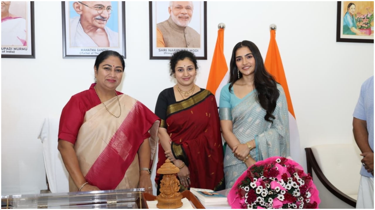 ‘ಈ ಗಮನಾರ್ಹ ಸಿನಿಮೀಯ ಪ್ರಯಾಣದಲ್ಲಿ ಇಡೀ ತಂಡಕ್ಕೆ ಯಶಸ್ಸು ಸಿಗಲಿ’ ಎಂದು ರೇಖಾ ಗುಪ್ತಾ ಅವರು ಹಾರೈಸಿದ್ದಾರೆ. ರಿಷಬ್ ಶೆಟ್ಟಿ ಜೊತೆ ಪ್ರಗತಿ ಶೆಟ್ಟಿ, ರುಕ್ಮಿಣಿ ವಸಂತ್ ಮುಂತಾದವರು ಈ ವೇಳೆ ಹಾಜರಿದ್ದರು.