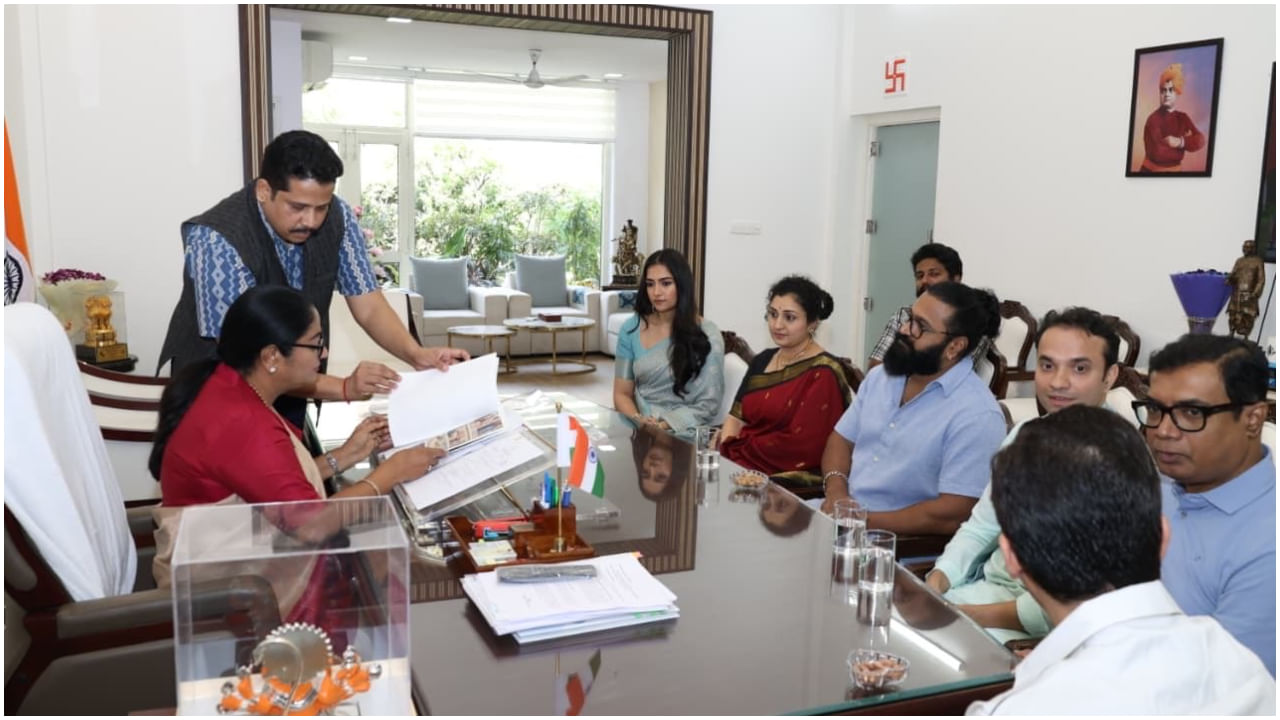 ದೆಹಲಿ ಮುಖ್ಯಮಂತ್ರಿ ರೇಖಾ ಗುಪ್ತಾ ಅವರ ‘ಎಕ್ಸ್’ (ಟ್ವಿಟರ್) ಖಾತೆಯಲ್ಲಿ ಈ ಫೋಟೋಗಳನ್ನು ಹಂಚಿಕೊಳ್ಳಲಾಗಿದೆ. ‘ಇಂದು ಮುಖ್ಯಮಂತ್ರಿ ಜನಸೇವಾ ಸದನದಲ್ಲಿ ಕಾಂತಾರ: ಚಾಪ್ಟರ್ 1 ನಟ, ನಿರ್ದೇಶಕ ರಿಷಬ್ ಶೆಟ್ಟಿ ಮತ್ತು ಅವರ ತಂಡವನ್ನು ಭೇಟಿ ಮಾಡಲಾಯಿತು’ ಎಂದು ಪೋಸ್ಟ ಮಾಡಲಾಗಿದೆ.