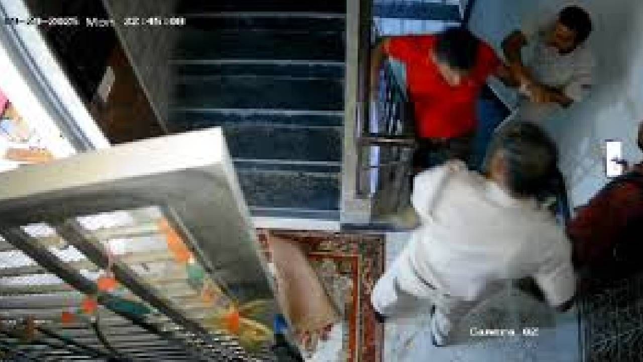 Video: ಊಟ ತರಿಸಿ ದುಡ್ಡು ಕೊಡದೆ ಸತಾಯಿಸಿದ ಕುಡುಕ, ಪೊಲೀಸರು ಬಂದ ಮೇಲೆ ಏನಾಯ್ತು ನೋಡಿ Video: ಊಟ ತರಿಸಿ ದುಡ್ಡು ಕೊಡದೆ ಸತಾಯಿಸಿದ ಕುಡುಕ, ಪೊಲೀಸರು ಬಂದ ಮೇಲೆ ಏನಾಯ್ತು ನೋಡಿ