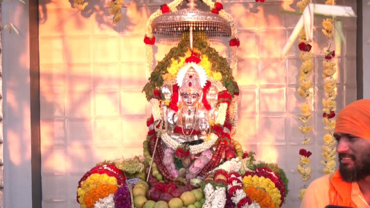 ಕಾಫಿನಾಡಿನ ಪಶ್ಚಿಮ ಘಟ್ಟಗಳ ಸಾಲು ಮಲೆನಾಡು ಭಾಗದಲ್ಲಿ ಮಳೆ ಆರ್ಭಟ ಆರಂಭವಾಗಿದೆ. ಆದರೂ ಸಮುದ್ರ ಮಟ್ಟದಿಂದ 6 ಸಾವಿರ ಅಡಿ ಎತ್ತರದ ಬೆಟ್ಟವನ್ನೇರಿ ಕುಳಿತಿರುವ, ವರ್ಷಕ್ಕೊಮ್ಮೆ ಭಕ್ತರಿಗೆ ದರ್ಶನ ನೀಡುವ ದೇವಿರಮ್ಮನನ್ನು ನೋಡಲು ಜನರು ಕಾತುರದಿಂದಿದ್ದಾರೆ. ಈ ಬಾರಿ ಎರಡು ದಿನ ಅವಕಾಶವಿದ್ದು, ರಾತ್ರಿ ಬೆಟ್ಟವನ್ನೇರೋಕೆ ನಿರ್ಬಂಧ ಹೇರಲಾಗಿದೆ.