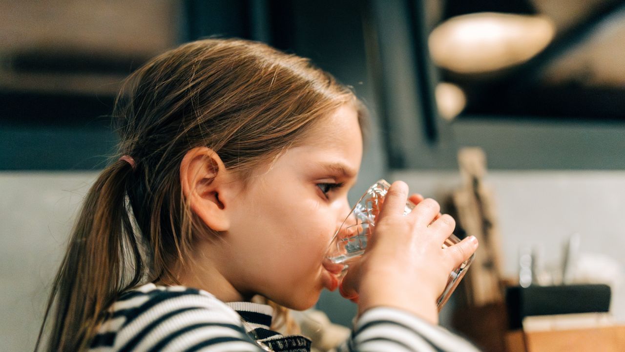 ಈ ಆಹಾರಗಳ ಸೇವನೆ ಮಾಡಿದ ತಕ್ಷಣ ಯಾವುದೇ ಕಾರಣಕ್ಕೂ ನೀರು ಕುಡಿಯಬೇಡಿ! ಯಾಕೆ ಗೊತ್ತಾ? ಈ ಆಹಾರಗಳ ಸೇವನೆ ಮಾಡಿದ ತಕ್ಷಣ ಯಾವುದೇ ಕಾರಣಕ್ಕೂ ನೀರು ಕುಡಿಯಬೇಡಿ! ಯಾಕೆ ಗೊತ್ತಾ?