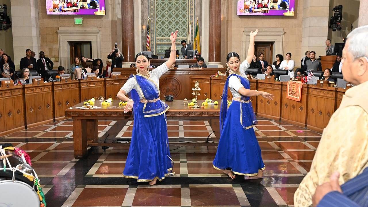 ಕಾರ್ಯಕ್ರಮದಲ್ಲಿ ಲಾಸ್ ಏಂಜಲೀಸ್ನ ಮಾಜಿ ಮೇಯರ್ ಹಾಗೂ ಪ್ರಸ್ತುತ ಅಮೆರಿಕದ ಭಾರತ ರಾಯಭಾರಿ ಶ್ರೀ ಎರಿಕ್ ಗಾರ್ಸೆಟ್ಟಿ ಸೇರಿದಂತೆ ಪ್ರಮುಖ ಭಾರತೀಯ ವಲಸೆ ನಾಯಕರು ಹಾಗೂ ಸಮುದಾಯದ ಸದಸ್ಯರು ಭಾಗವಹಿಸಿದ್ದರು.