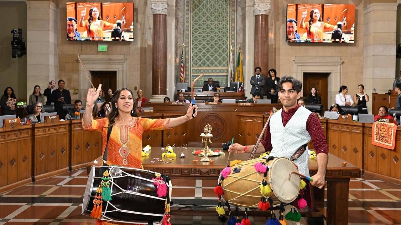 ಕಾರ್ಯಕ್ರಮದಲ್ಲಿ ಸಾಂಪ್ರದಾಯಿಕ ಭಾರತೀಯ ಸಂಗೀತ ಮತ್ತು ನೃತ್ಯದ ಉಜ್ವಲ ಸಾಂಸ್ಕೃತಿಕ ಪ್ರದರ್ಶನಗಳು ನಡೆದವು. ಜೊತೆಗೆ ದೀಪ ಬೆಳಗಿಸುವ ಧಾರ್ಮಿಕ ವಿಧಿ ನೆರವೇರಿಸಲಾಯಿತು.