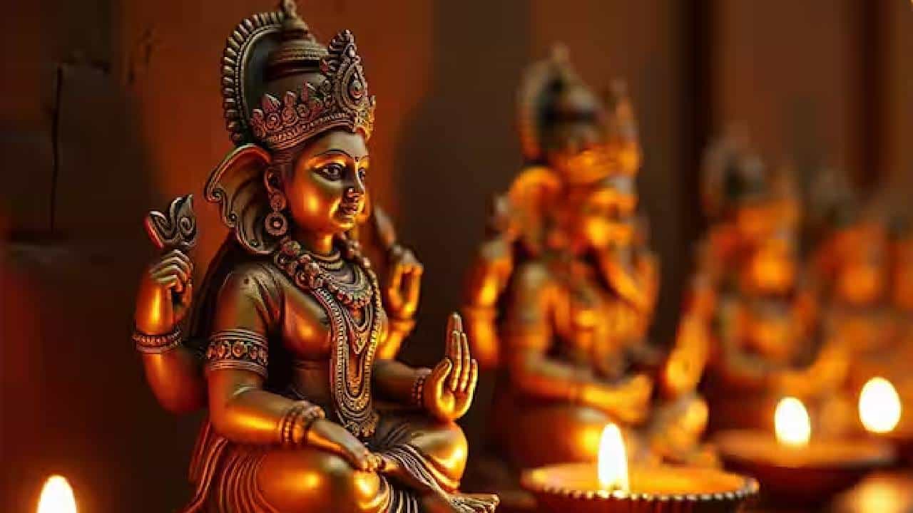 Deepavali 2025: ದೀಪಾವಳಿಯಂದು ಲಕ್ಷ್ಮಿ ಪೂಜೆಗೆ ಪ್ರದೋಷ ಕಾಲ ಏಕೆ ವಿಶೇಷ? ಶುಭ ಸಮಯ ಮತ್ತು ಮಹತ್ವ ತಿಳಿಯಿರಿ Deepavali 2025: ದೀಪಾವಳಿಯಂದು ಲಕ್ಷ್ಮಿ ಪೂಜೆಗೆ ಪ್ರದೋಷ ಕಾಲ ಏಕೆ ವಿಶೇಷ? ಶುಭ ಸಮಯ ಮತ್ತು ಮಹತ್ವ ತಿಳಿಯಿರಿ