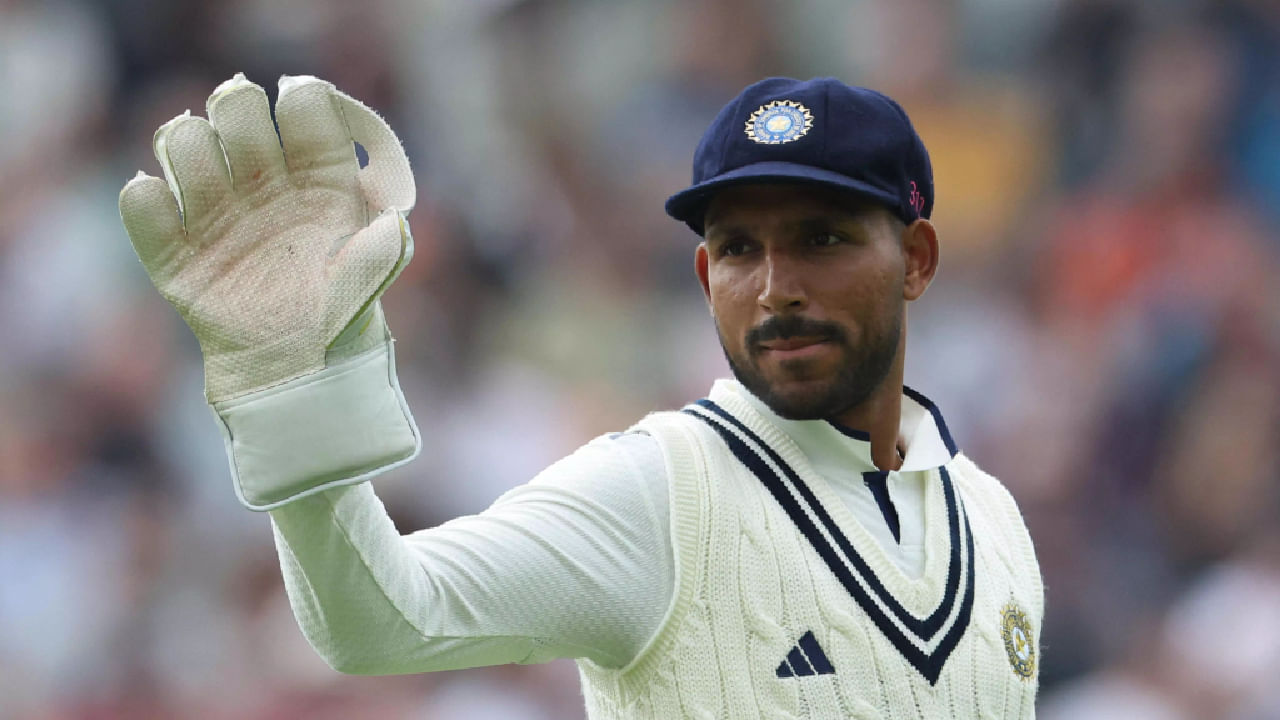 ಇನ್ನು ರಿಷಭ್ ಪಂತ್ ಅನುಪಸ್ಥಿತಿಯಲ್ಲಿ ವಿಕೆಟ್ ಕೀಪರ್ ಬ್ಯಾಟರ್ ಆಗಿ ಧ್ರುವ್ ಜುರೆಲ್ ಕಣಕ್ಕಿಳಿಯಲಿದ್ದಾರೆ. ಹಾಗೆಯೇ ಆಲ್​ರೌಂಡರ್​ಗಳಾಗಿ ರವೀಂದ್ರ ಜಡೇಜಾ ಹಾಗೂ ಅಕ್ಷರ್ ಪಟೇಲ್​ಗೆ ಸ್ಥಾನ ಸಿಗುವ ಸಾಧ್ಯತೆ ಹೆಚ್ಚಿದೆ. ಅಲ್ಲದೆ ಪರಿಪೂರ್ಣ ಸ್ಪಿನ್ನರ್ ಆಗಿ ಕುಲ್ದೀಪ್ ಯಾದವ್ ಕಣಕ್ಕಿಳಿಯಲಿದ್ದಾರೆ.