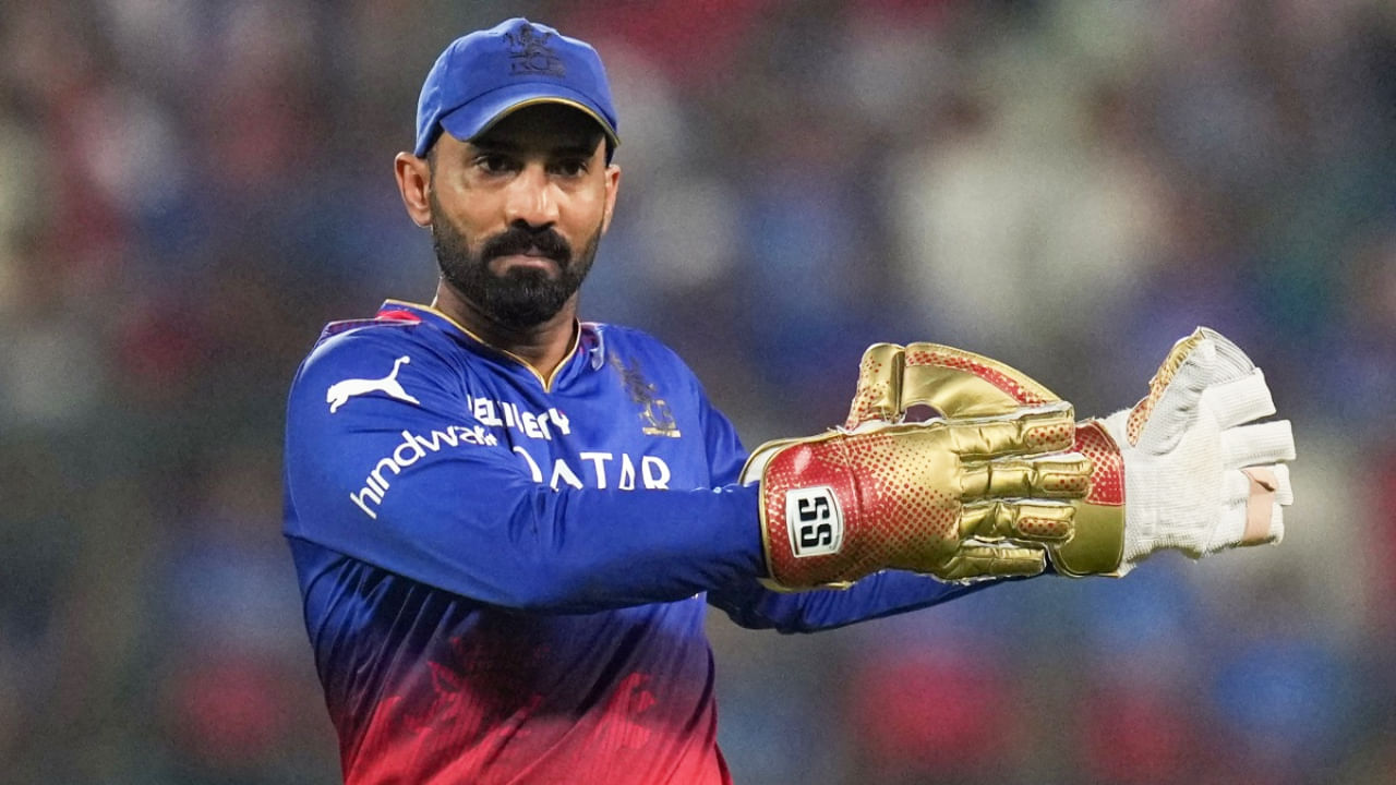 ರಾಯಲ್ ಚಾಲೆಂಜರ್ಸ್ ಬೆಂಗಳೂರು (RCB) ತಂಡದ ಮೆಂಟರ್ ದಿನೇಶ್ ಕಾರ್ತಿಕ್ (Dinesh Karthik) ಮುಂಬರುವ ಇಂಟರ್ನ್ಯಾಷನಲ್ ಲೀಗ್ ಟಿ20 ಟೂರ್ನಿಯಲ್ಲಿ ಶಾರ್ಜಾ ವಾರಿಯರ್ಸ್ ಪರ ಕಣಕ್ಕಿಳಿಯಲಿದ್ದಾರೆ. ಶಾರ್ಜಾ ವಾರಿಯರ್ಸ್ ಫ್ರಾಂಚೈಸಿಯು ಡ್ರಾಫ್ಟ್ ಆಯ್ಕೆಯ ಮೂಲಕ ಡಿಕೆ ಅವರನ್ನು ತಂಡಕ್ಕೆ ಸೇರಿಸಿಕೊಂಡಿದ್ದಾರೆ.