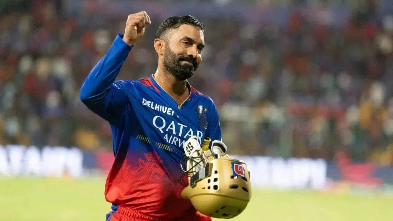 ಇತ್ತ ಐಪಿಎಲ್ನಲ್ಲಿ ದಿನೇಶ್ ಕಾರ್ತಿಕ್ ಆರ್ಸಿಬಿ ತಂಡದ ಬ್ಯಾಟಿಂಗ್ ಕೋಚ್ ಹಾಗೂ ಮೆಂಟರ್ ಹುದ್ದೆಯೊಂದಿಗೆ ಮುಂದುವರೆಯಲಿದ್ದಾರೆ. ಇದರ ನಡುವೆ ಇಂಟರ್ನ್ಯಾಷನಲ್ ಟಿ20 ಲೀಗ್ನಲ್ಲಿ ಶಾರ್ಜಾ ವಾರಿಯರ್ಸ್ ಪರ ವಿಕೆಟ್ ಕೀಪರ್ ಬ್ಯಾಟರ್ ಆಗಿ ಕಣಕ್ಕಿಳಿಯಲು ನಿರ್ಧರಿಸಿದ್ದಾರೆ.