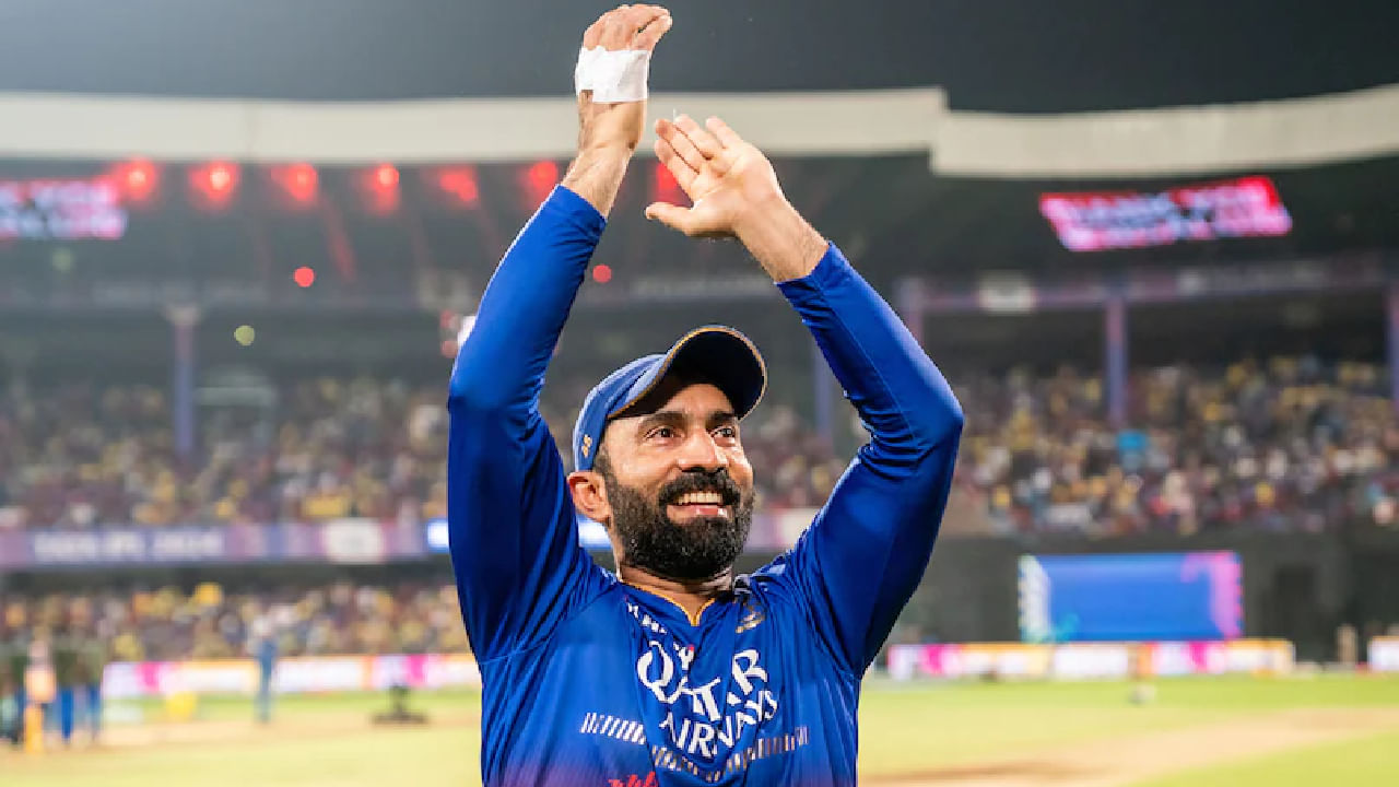 2024 ರಲ್ಲಿ ಐಪಿಎಲ್ಗೆ ವಿದಾಯ ಹೇಳಿದ್ದ ದಿನೇಶ್ ಕಾರ್ತಿಕ್, ಐಪಿಎಲ್ 2025 ರಲ್ಲಿ ರಾಯಲ್ ಚಾಲೆಂಜರ್ಸ್ ಬೆಂಗಳೂರು ತಂಡದ ಕೋಚಿಂಗ್ ಸಿಬ್ಬಂದಿ ವರ್ಗದಲ್ಲಿ ಕಾಣಿಸಿಕೊಂಡಿದ್ದರು. ಅಲ್ಲದೆ ಮೆಂಟರ್ ಆದ ಚೊಚ್ಚಲ ಸೀಸನ್ನಲ್ಲೇ ಆರ್ಸಿಬಿ ತಂಡವನ್ನು ಚಾಂಪಿಯನ್ ಪಟ್ಟಕ್ಕೇರಿಸುವಲ್ಲಿ ಯಶಸ್ವಿಯಾಗಿದ್ದರು. ಇದೀಗ ಯುಎಇ ಟಿ20 ಲೀಗ್ನಲ್ಲಿ ಆಟಗಾರನಾಗಿ ಮತ್ತೆ ಕಮಾಲ್ ಮಾಡಲಿದ್ದಾರಾ ಕಾದು ನೋಡಬೇಕಿದೆ.