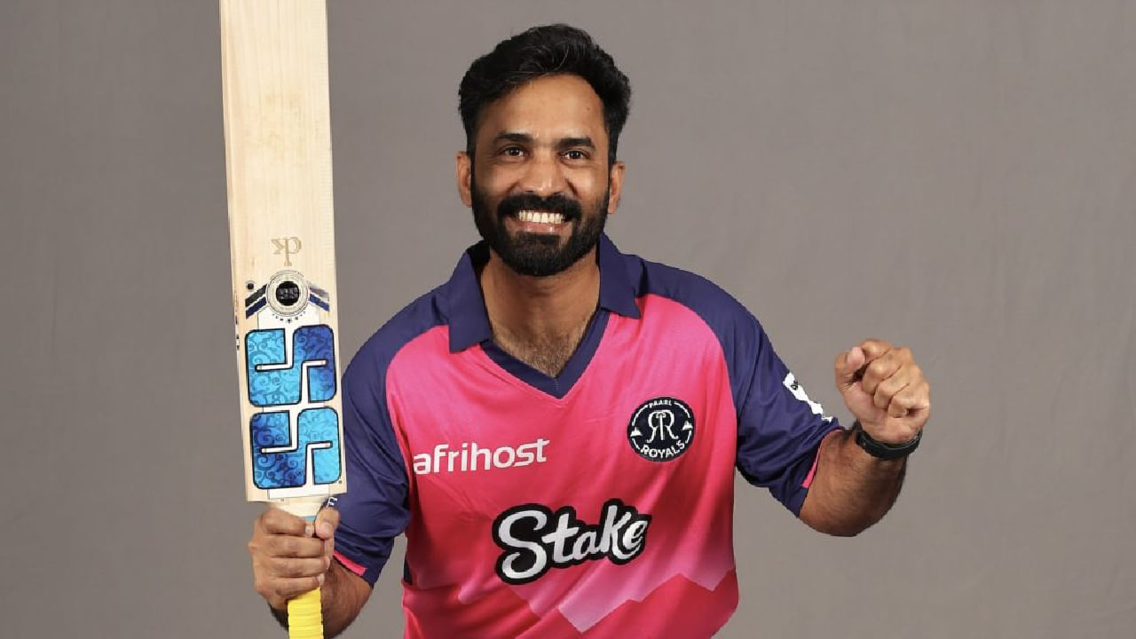 ಇದಕ್ಕೂ ಮುನ್ನ ದಿನೇಶ್ ಕಾರ್ತಿಕ್ ಸೌತ್ ಆಫ್ರಿಕಾ ಟಿ20 ಲೀಗ್ನಲ್ಲಿ ಕಾಣಿಸಿಕೊಂಡಿದ್ದರು. ಐಪಿಎಲ್ಗೆ ಗುಡ್ ಬೈ ಹೇಳಿದ ಬಳಿಕ ಪರ್ಲ್ ರಾಯಲ್ಸ್ ಪರ ಸೆಕೆಂಡ್ ಇನಿಂಗ್ಸ್ ಆರಂಭಿಸಿದ್ದ ಕಾರ್ತಿಕ್ ನಿರೀಕ್ಷಿತ ಪ್ರದರ್ಶನ ನೀಡಿರಲಿಲ್ಲ. ಈ ವೈಫಲ್ಯದ ಹೊರತಾಗಿಯೂ ಇದೀಗ ಯುಎಇ ಟಿ20 ಲೀಗ್ನತ್ತ ಮುಖ ಮಾಡಿದ್ದಾರೆ.