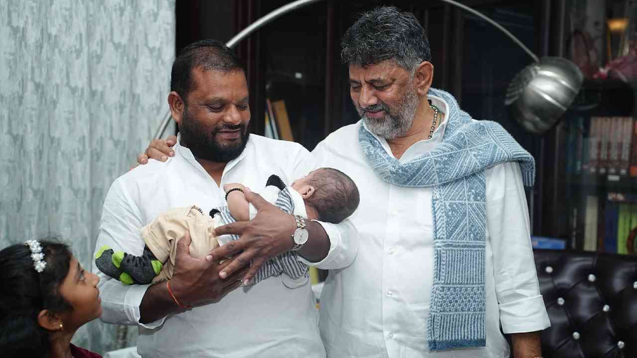 ಮಗುವಿಗೆ ತಮ್ಮ ಹೆಸರು ಇಟ್ಟಿರುವ ಖುಷಿಯನ್ನು ಡಿಕೆ ಶಿವಕುಮಾರ್ ಸಾಮಾಜಿಕ ಜಾಲತಾಣಗಳಲ್ಲಿ ಹಂಚಿಕೊಂಡಿದ್ದು, ಪಾಪು ಶಿವಕುಮಾರ್​​ಗೆ ಮುಂದಿನ ಭವಿಷ್ಯ ಉಜ್ವಲವಾಗಲಿ ಎಂದು ನತುಂಬಿ ಹಾರೈಸಿದ್ದಾರೆ.
