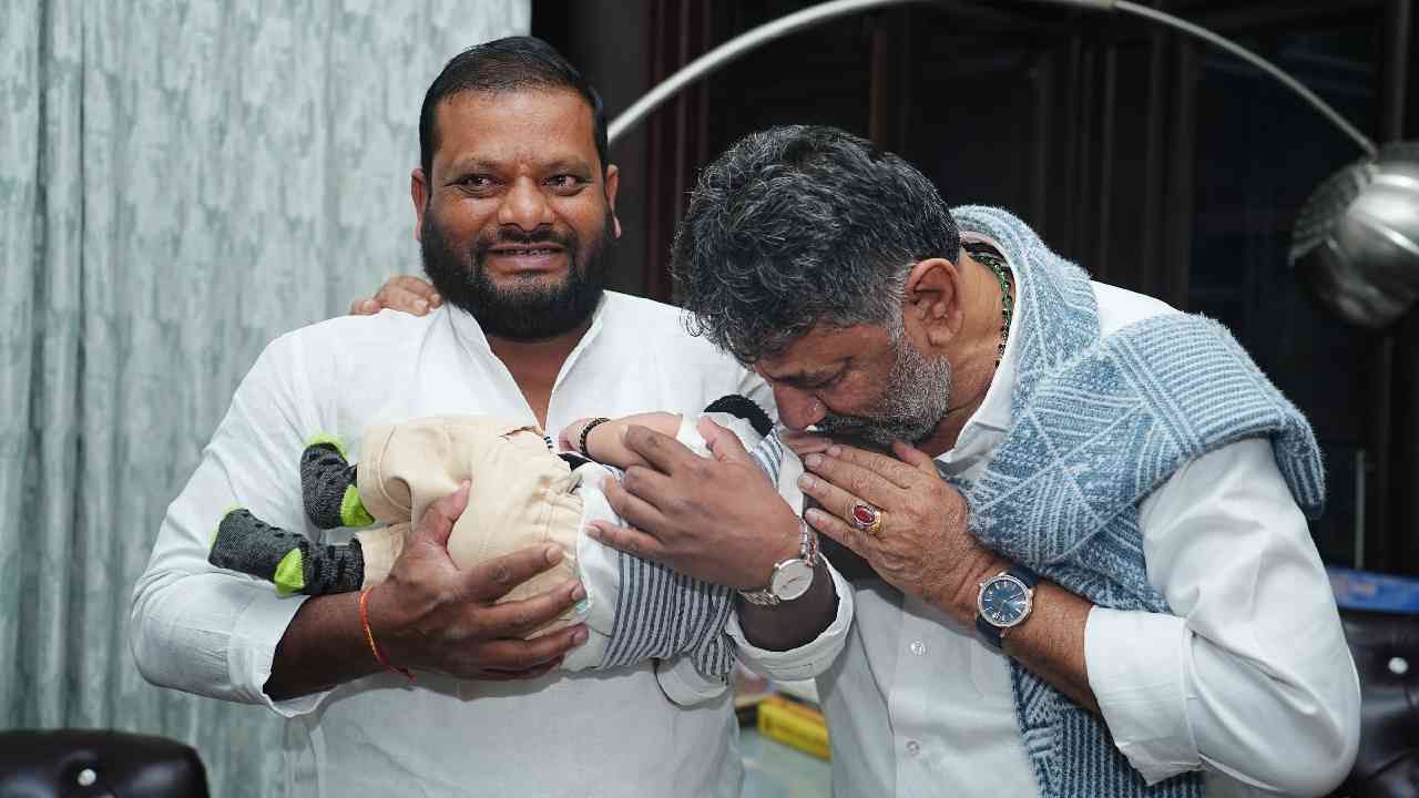 ಕುಡಚಿ ಶಾಸಕ ಮಹೇಂದ್ರ ತಮ್ಮಣ್ಣನವರ್ ಅವರು ತನ್ನ ಪುತ್ರನಿಗೆ ಡಿಕೆ ಶಿವಕುಮಾರ್ ಅವರ ಹೆಸರು ಇಡಬೇಂಬ ಆಸೆ ಹೊಂದಿದ್ದರು. ಹೀಗಾಗಿ ಅವರೇ ಕುಟುಂಬ ಸಮೇತ ಡಿಕೆ ಶಿವಕುಮಾರ್ ಅವರ ನಿವಾಸಕ್ಕೆ ಆಗಮಿಸಿ ಅವರಿಂದಲೇ ನಾಮಕರಣ ಮಾಡಿಸಿದ್ದಾರೆ.