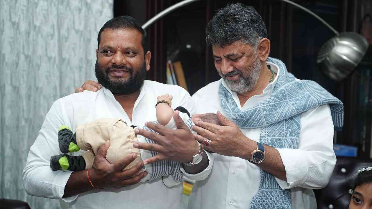 ಮುಂದಿನ ದಿನಗಳಲ್ಲಿ ಈ ಮುದ್ದಾದ ಮಗು ನನಗಿಂತಲೂ ಎತ್ತರಕ್ಕೆ ಬೆಳೆಯಲಿ, ತಂದೆ-ತಾಯಿಗಳಿಗೆ ಒಳ್ಳೆಯ ಹೆಸರು ತರುವಂತಾಗಲಿ ಎಂದು ಶುಭಹಾರೈಸಿದೆ. ಕನ್ನಡ ರಾಜ್ಯೋತ್ಸವದ ಶುಭ ಸಂದರ್ಭದಲ್ಲಿ, ಈ “ಶಿವಕುಮಾರ” ಕರುನಾಡ ಬೆಳಗುವ ಕುವರನಾಗಲಿ ಎಂದು ಮನತುಂಬಿ ಹಾರೈಸುವೆ " ಎಂದು ಡಿಕೆ ಶಿವಕುಮಾರ್ ತಿಳಿಸಿದ್ದಾರೆ.