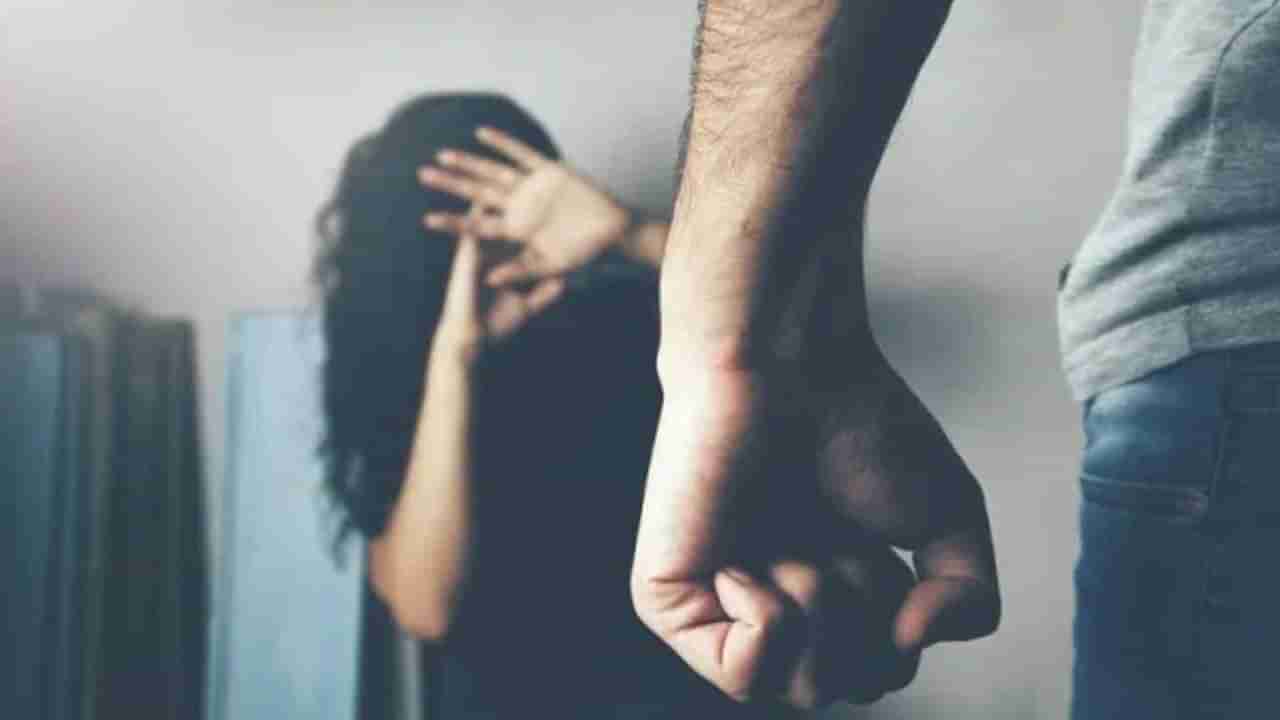 ಪತಿಯ ಅಕ್ರಮ ಸಂಬಂಧ ಪ್ರಶ್ನಿಸಿದ ಪತ್ನಿ ಮೇಲೆ ರಾಕ್ಷಸೀ ಕೃತ್ಯ: ತಾಯಿ-ಮಗಳನ್ನು ಅಟ್ಟಾಡಿಸಿ ಹೊಡೆದು ಕ್ರೌರ್ಯ