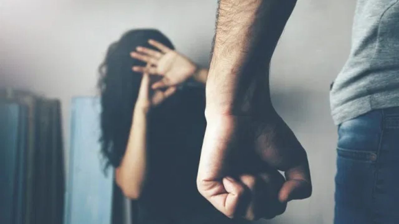 ಪತಿಯ ಅಕ್ರಮ ಸಂಬಂಧ ಪ್ರಶ್ನಿಸಿದ ಪತ್ನಿ ಮೇಲೆ ರಾಕ್ಷಸೀ ಕೃತ್ಯ: ತಾಯಿ-ಮಗಳನ್ನು ಅಟ್ಟಾಡಿಸಿ ಹೊಡೆದು ಕ್ರೌರ್ಯ