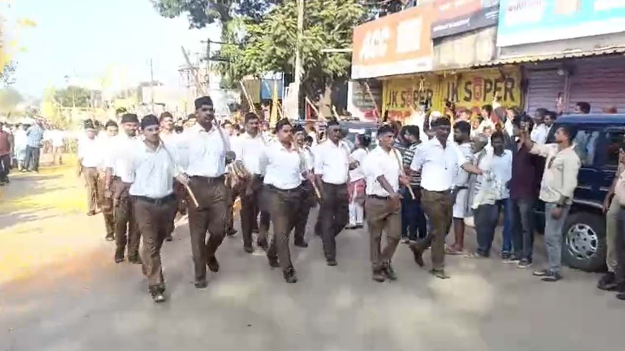 ಧಾರವಾಡದಲ್ಲಿ ನಡೆದ ಪಥಸಂಚಲನದಲ್ಲಿ 6 ಸಾವಿರಕ್ಕೂ ಹೆಚ್ಚು ಗಣವೇಷಧಾರಿಗಳು ಭಾಗಿಯಾಗಿದ್ದರು. 
