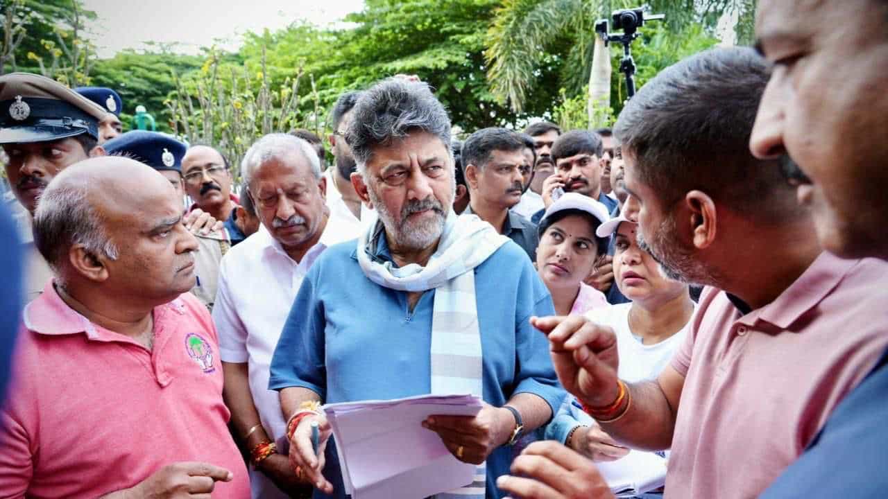 ಇ-ಖಾತಾ ಮಾಡಿಕೊಡಲು ಹಣ ಕೇಳ್ತಿದ್ದಾರೆಂದು ವ್ಯಕ್ತಿ ದೂರು: ಅಧಿಕಾರಿಗಳ ಸಸ್ಪೆಂಡ್ಗೆ ಡಿಕೆ ಶಿವಕುಮಾರ್ ಸೂಚನೆ ಇ-ಖಾತಾ ಮಾಡಿಕೊಡಲು ಹಣ ಕೇಳ್ತಿದ್ದಾರೆಂದು ವ್ಯಕ್ತಿ ದೂರು: ಅಧಿಕಾರಿಗಳ ಸಸ್ಪೆಂಡ್ಗೆ ಡಿಕೆ ಶಿವಕುಮಾರ್ ಸೂಚನೆ