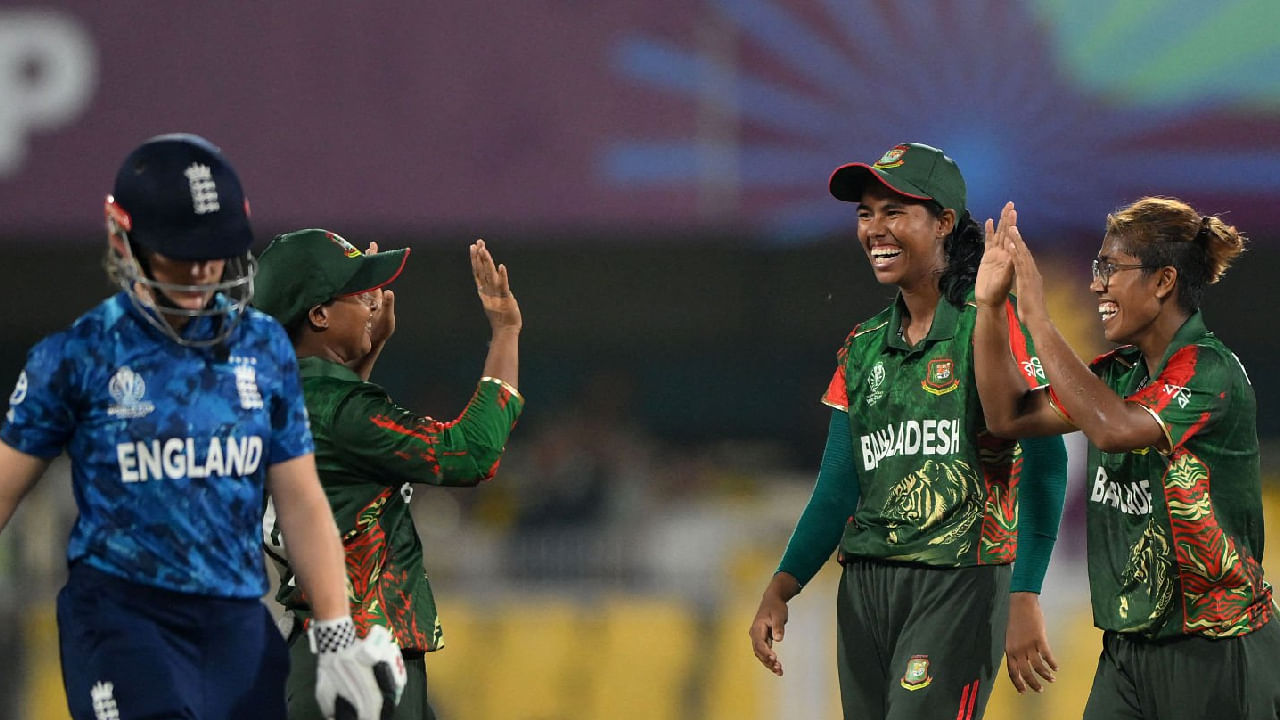 179 ರನ್​ಗಳ ಗುರಿ ಬೆನ್ನತ್ತಿದ ಇಂಗ್ಲೆಂಡ್ ತಂಡವು ನಿರೀಕ್ಷಿತ ಆರಂಭ ಪಡೆದಿರಲಿಲ್ಲ. ಆರಂಭಿಕರಾಗಿ ಕಣಕ್ಕಿಳಿದ ಟ್ಯಾಮಿ ಬ್ಯೂಮೌಂಟ್ 13 ರನ್​ಗಳಿಸಿ ವಿಕೆಟ್ ಒಪ್ಪಿಸಿದರೆ, ಆ್ಯಮಿ ಜೋನ್ಸ್ 1 ರನ್​ಗಳಿಸಿ ಔಟಾದರು. ಅಲ್ಲದೆ 69 ರನ್​ಗಳಿಗೆ 4 ವಿಕೆಟ್ ಕಳೆದುಕೊಂಡು ಸಂಕಷ್ಟಕ್ಕೆ ಸಿಲುಕಿತು.