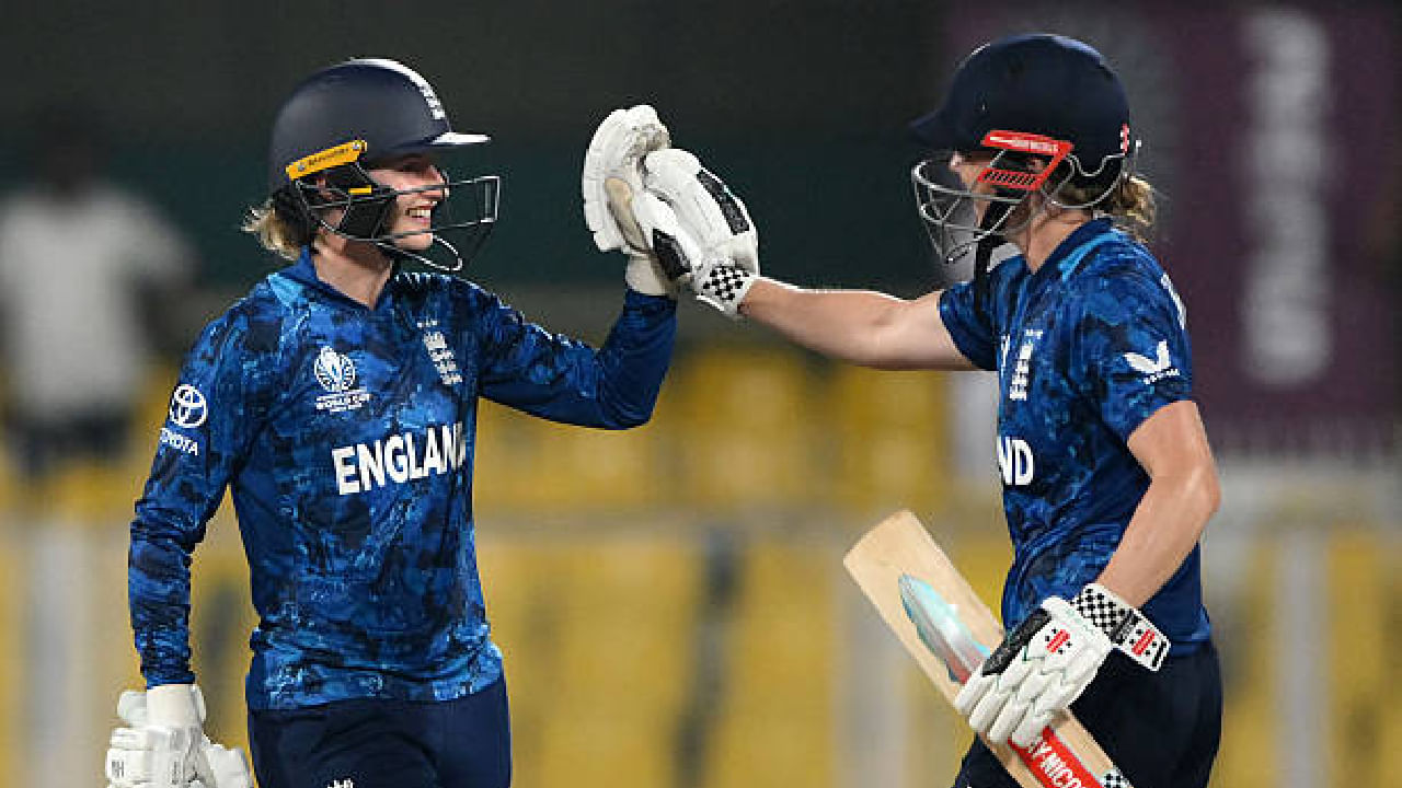 ICC Womens ODI World Cup 2025: ಪ್ರಸ್ತುತ ನಡೆಯುತ್ತಿರುವ ಮಹಿಳಾ ಏಕದಿನ ವಿಶ್ವಕಪ್​ನ 8ನೇ ಪಂದ್ಯವು ಡಾಟ್ ಬಾಲ್​ಗಳಿಂದ ಸುದ್ದಿಯಲ್ಲಿದೆ. ಗುವಾಹಟಿಯ ಬರ್ಸಾಪರ ಸ್ಟೇಡಿಯಂನಲ್ಲಿ ನಡೆದ ಈ ಪಂದ್ಯದಲ್ಲಿ ಬಾಂಗ್ಲಾದೇಶ್ ಹಾಗೂ ಇಂಗ್ಲೆಂಡ್ ಮಹಿಳಾ ತಂಡಗಳು ಮುಖಾಮುಖಿಯಾಗಿತ್ತು.