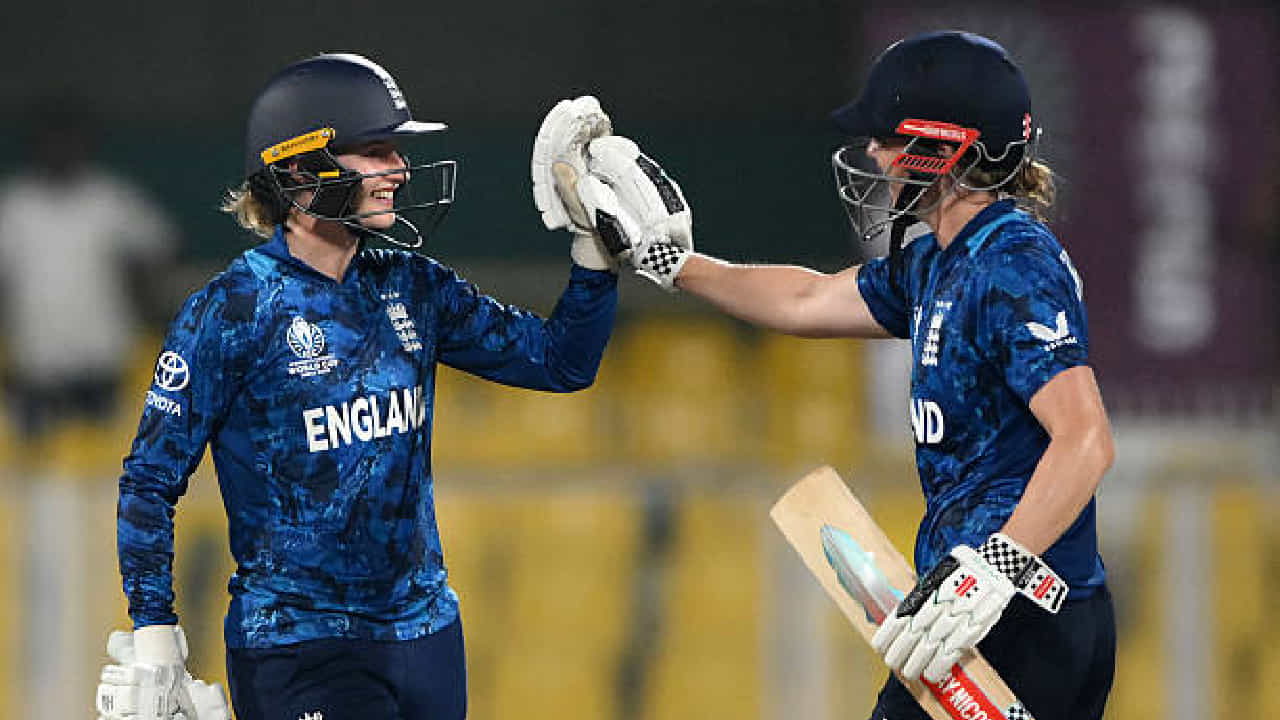 ICC Womens ODI World Cup 2025: ಪ್ರಸ್ತುತ ನಡೆಯುತ್ತಿರುವ ಮಹಿಳಾ ಏಕದಿನ ವಿಶ್ವಕಪ್ನ 8ನೇ ಪಂದ್ಯವು ಡಾಟ್ ಬಾಲ್ಗಳಿಂದ ಸುದ್ದಿಯಲ್ಲಿದೆ. ಗುವಾಹಟಿಯ ಬರ್ಸಾಪರ ಸ್ಟೇಡಿಯಂನಲ್ಲಿ ನಡೆದ ಈ ಪಂದ್ಯದಲ್ಲಿ ಬಾಂಗ್ಲಾದೇಶ್ ಹಾಗೂ ಇಂಗ್ಲೆಂಡ್ ಮಹಿಳಾ ತಂಡಗಳು ಮುಖಾಮುಖಿಯಾಗಿತ್ತು.