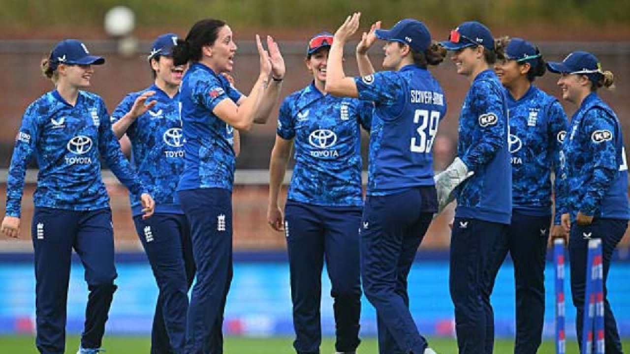 ಇಂಗ್ಲೆಂಡ್: ಸೌತ್ ಆಫ್ರಿಕಾ ತಂಡವನ್ನು ಬಗ್ಗು ಬಡಿದು ಮಹಿಳಾ ಏಕದಿನ ವಿಶ್ವಕಪ್ ಅಭಿಯಾನ ಆರಂಭಿಸಿದ ಇಂಗ್ಲೆಂಡ್ ತಂಡವು ಈವರೆಗೆ ಯಾವುದೇ ಪಂದ್ಯ ಸೋತಿಲ್ಲ. ಪಾಕಿಸ್ತಾನ್ ವಿರುದ್ಧದ ಪಂದ್ಯವು ಮಳೆಯ ಕಾರಣ ರದ್ದಾಗಿದ್ದರಿಂದ ಒಂದು ಅಂಕ ಪಡೆದಿರುವ ಇಂಗ್ಲೆಂಡ್ ತಂಡವು ಆಡಿರುವ 4 ಮ್ಯಾಚ್ಗಳಲ್ಲೂ ಗೆಲುವು ದಾಖಲಿಸಿ 9 ಅಂಕಗಳೊಂದಿಗೆ ಸೆಮಿಫೈನಲ್ಗೆ ಎಂಟ್ರಿ ಕೊಟ್ಟಿದೆ.