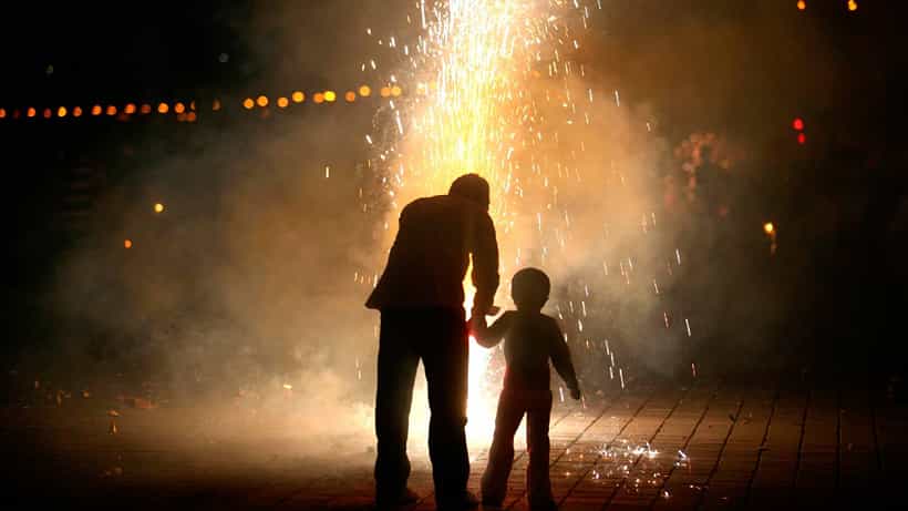 Deepavali 2025: ಮಕ್ಕಳೊಂದಿಗೆ ಪಟಾಕಿ ಸಿಡಿಸುವಾಗ ತಪ್ಪದೆ ಈ ಸುರಕ್ಷತಾ ಕ್ರಮಗಳನ್ನು ಪಾಲಿಸಿ