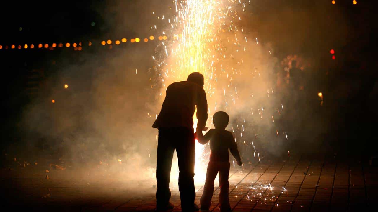 Deepavali 2025: ಮಕ್ಕಳೊಂದಿಗೆ ಪಟಾಕಿ ಸಿಡಿಸುವಾಗ ತಪ್ಪದೆ ಈ ಸುರಕ್ಷತಾ ಕ್ರಮಗಳನ್ನು ಪಾಲಿಸಿ