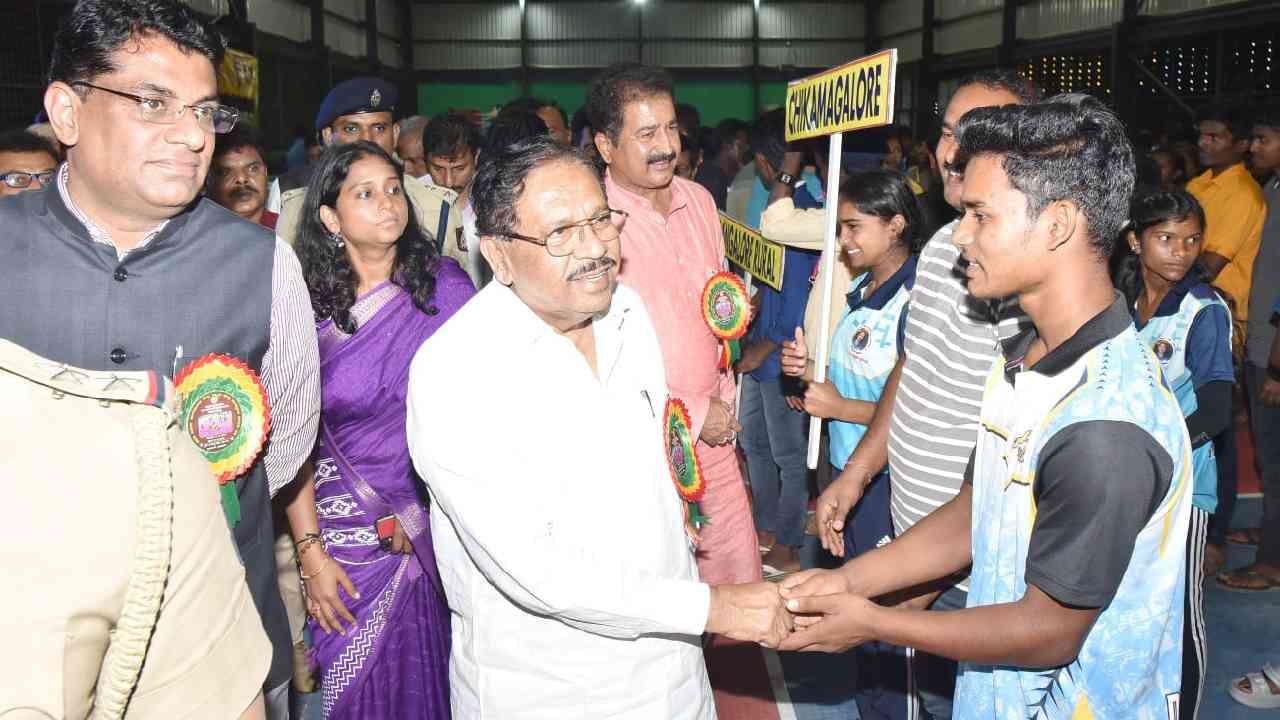 ಬೆಟ್ಟಿಂಗ್ ಆಡಿ ಸೋತ ಗೃಹ ಸಚಿವ:  ವ್ಯಾಪಕ ಟೀಕೆಗೆ ಗುರಿಯಾದ ಪರಮೇಶ್ವರ್!